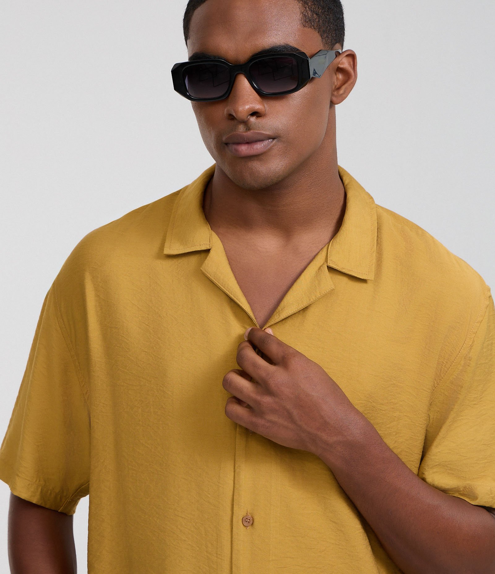Camisa Boxy em Viscose Texturizado e Gola Bowling Amarelo 5