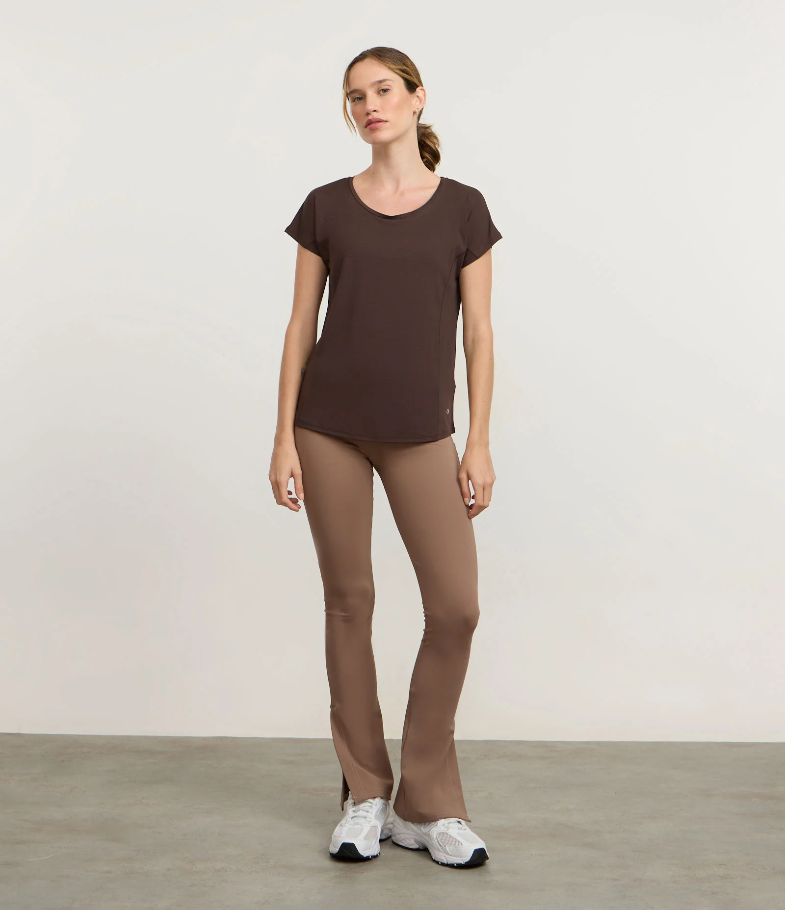 Camiseta Esportiva em Microfibra Texturizada Marrom Chocolate 1
