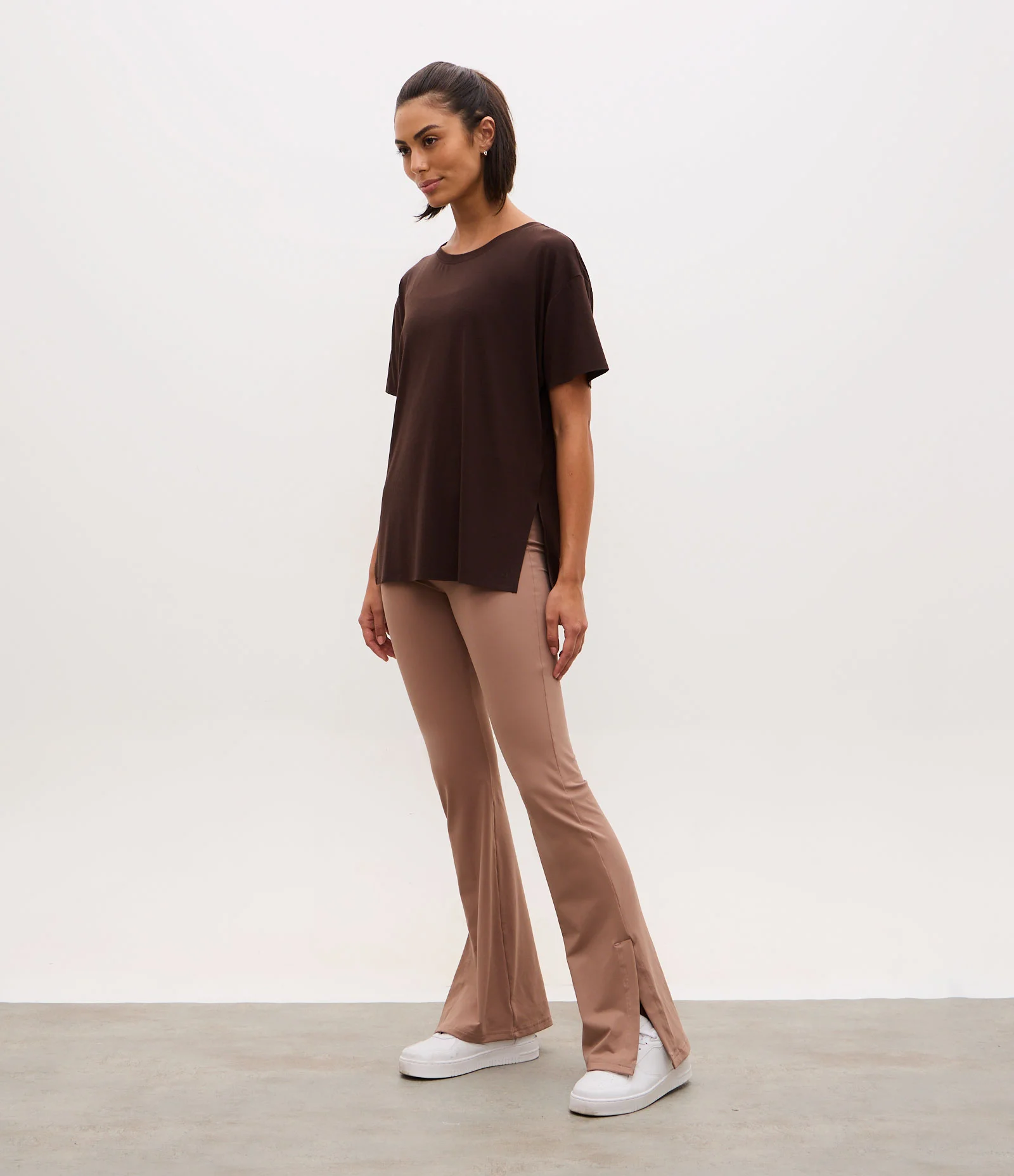 Camiseta Regular em Microfibra Ampla com Fendas Laterais Marrom 2