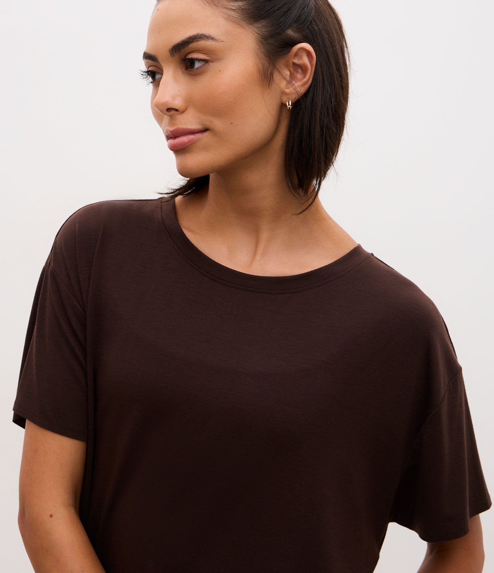 Camiseta Regular em Microfibra Ampla com Fendas Laterais Marrom 3