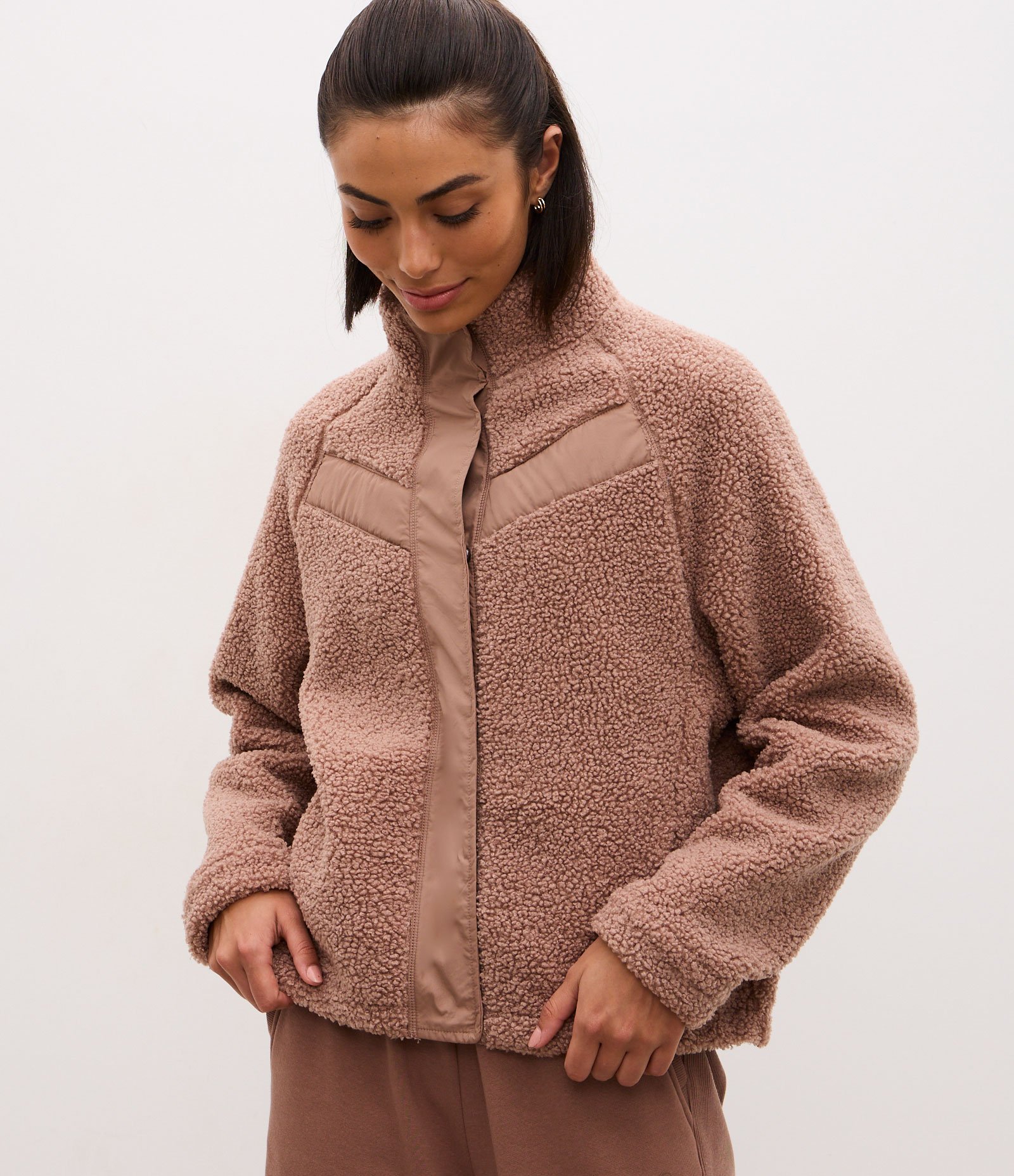 Jaqueta Bomber Esportiva em Sherpa com Gola Alta Marrom 1