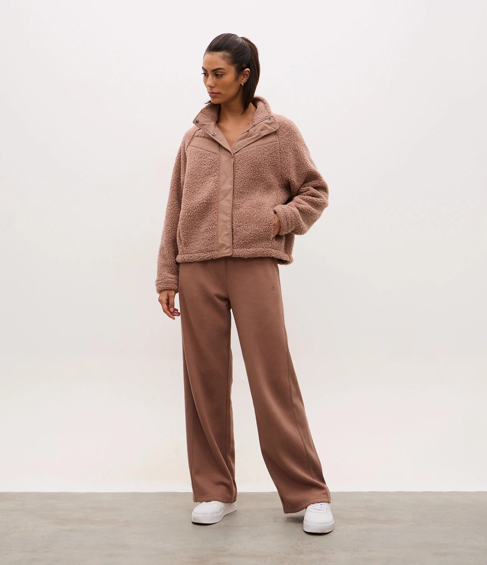 Jaqueta Bomber Esportiva em Sherpa com Gola Alta Marrom 2