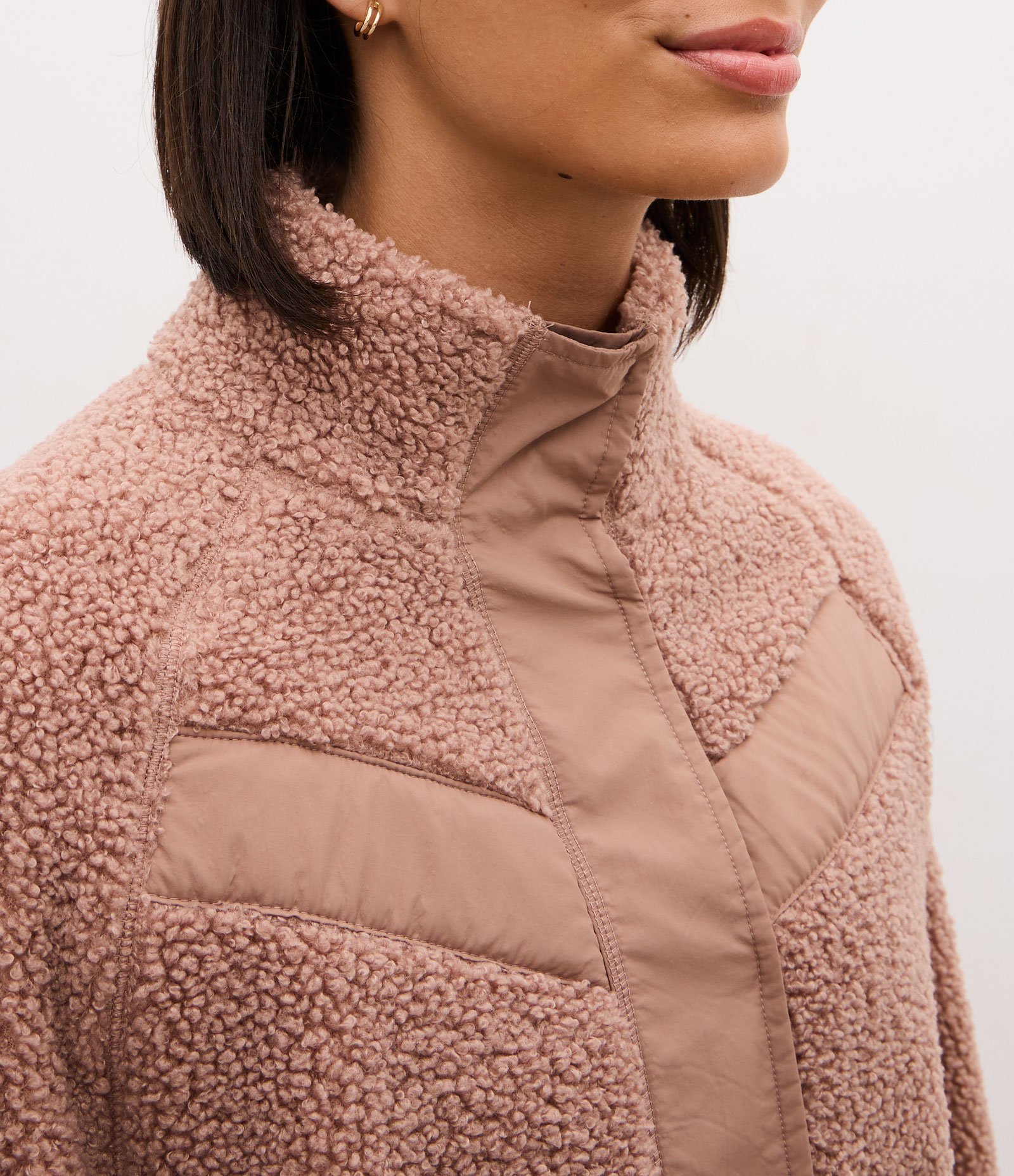 Jaqueta Bomber Esportiva em Sherpa com Gola Alta Marrom 3
