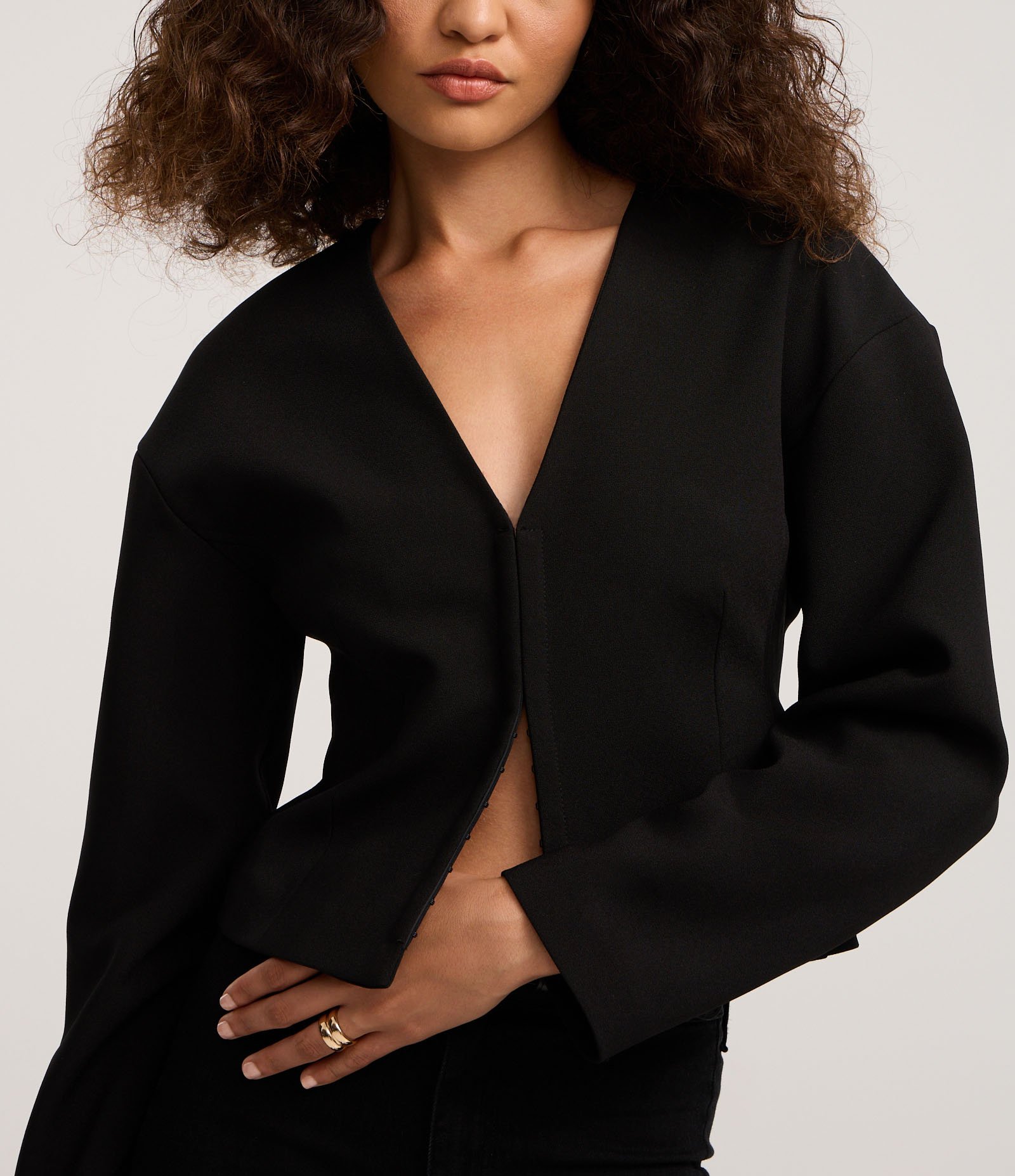 Blazer Slim Alfaiatada com Cava Deslocada e Manga Balloon Preto 5