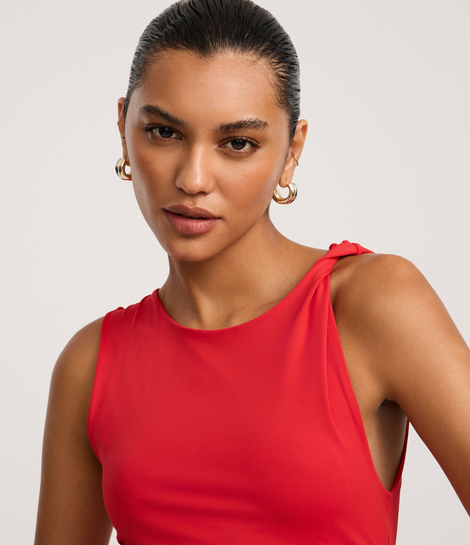 Vestido Reto Midi Sem Manga em Poliamida com Torcido Vermelho 3