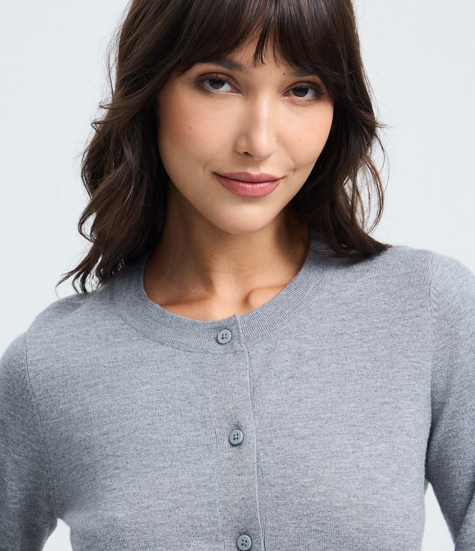 Cardigan Básico em Tricô com Botões e Gola Redonda Cinza 3