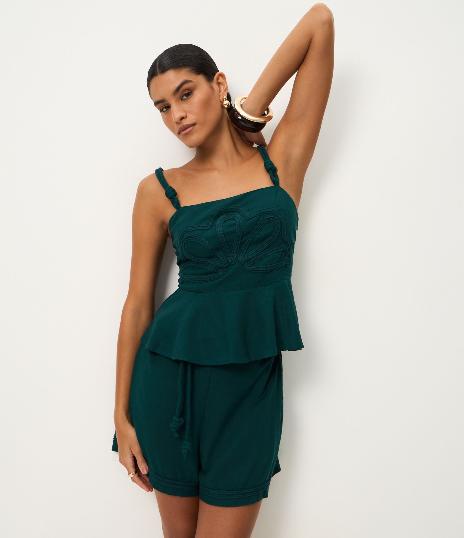 Short Curto em Viscolinho com Faixa para Amarração no Cós Verde 2