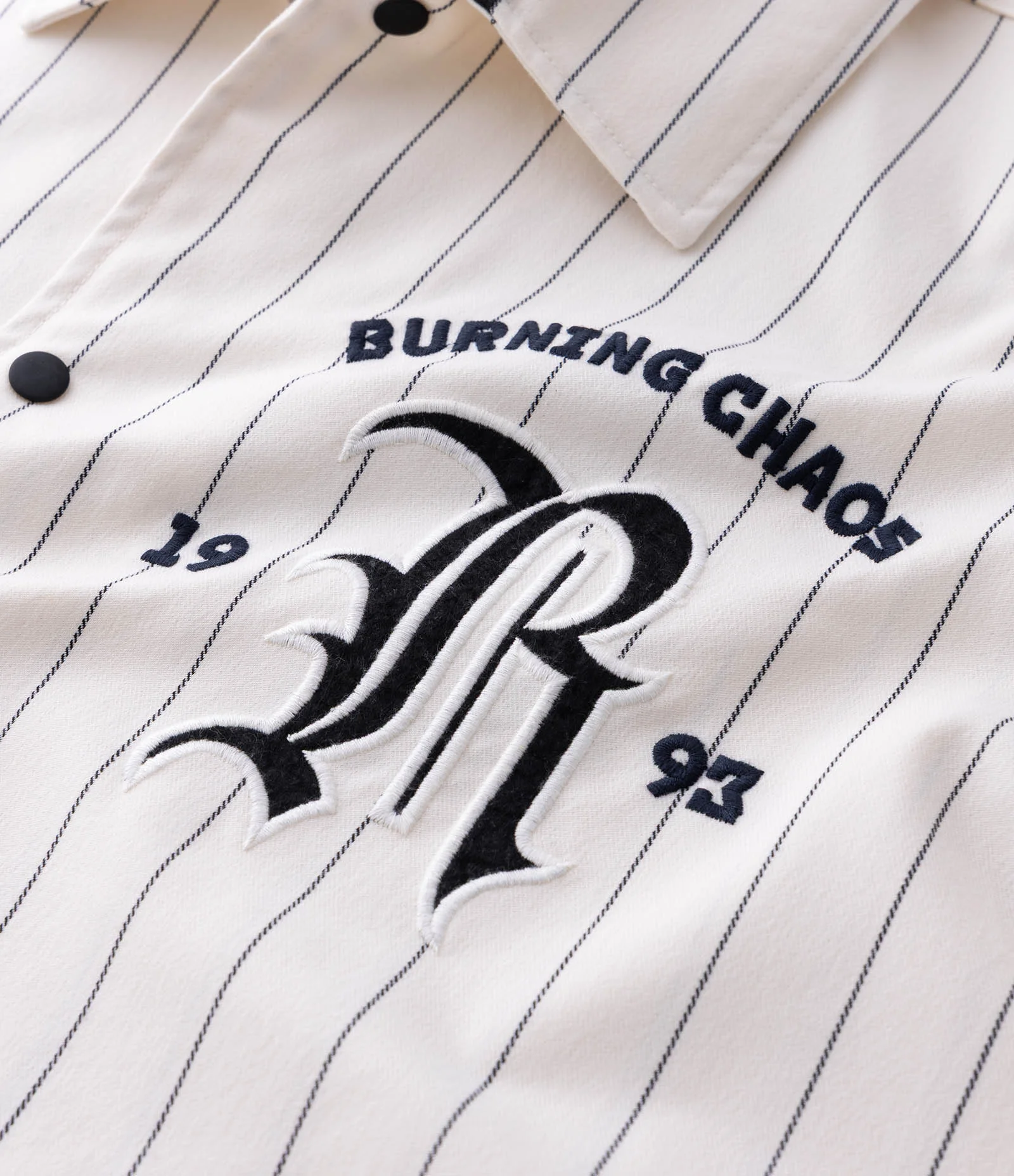 Camisa Baseball Listrada em Microfibra com Lettering Reckless Branco 11