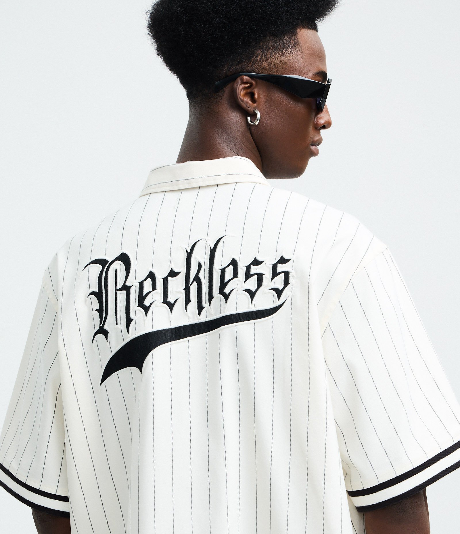 Camisa Baseball Listrada em Microfibra com Lettering Reckless Branco 3