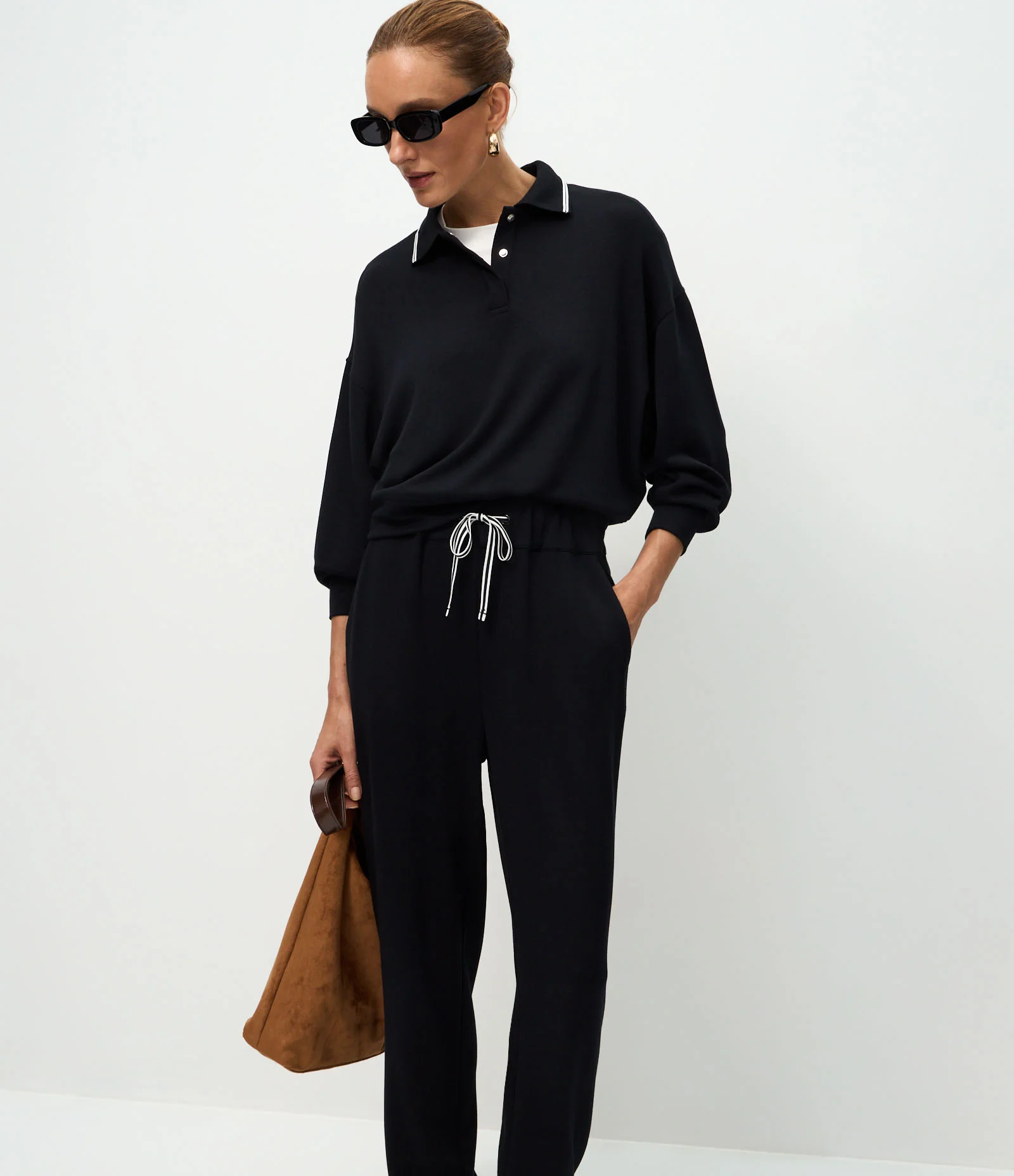 Calça Jogger em Moletom com Amarração na Cintura Preto 2