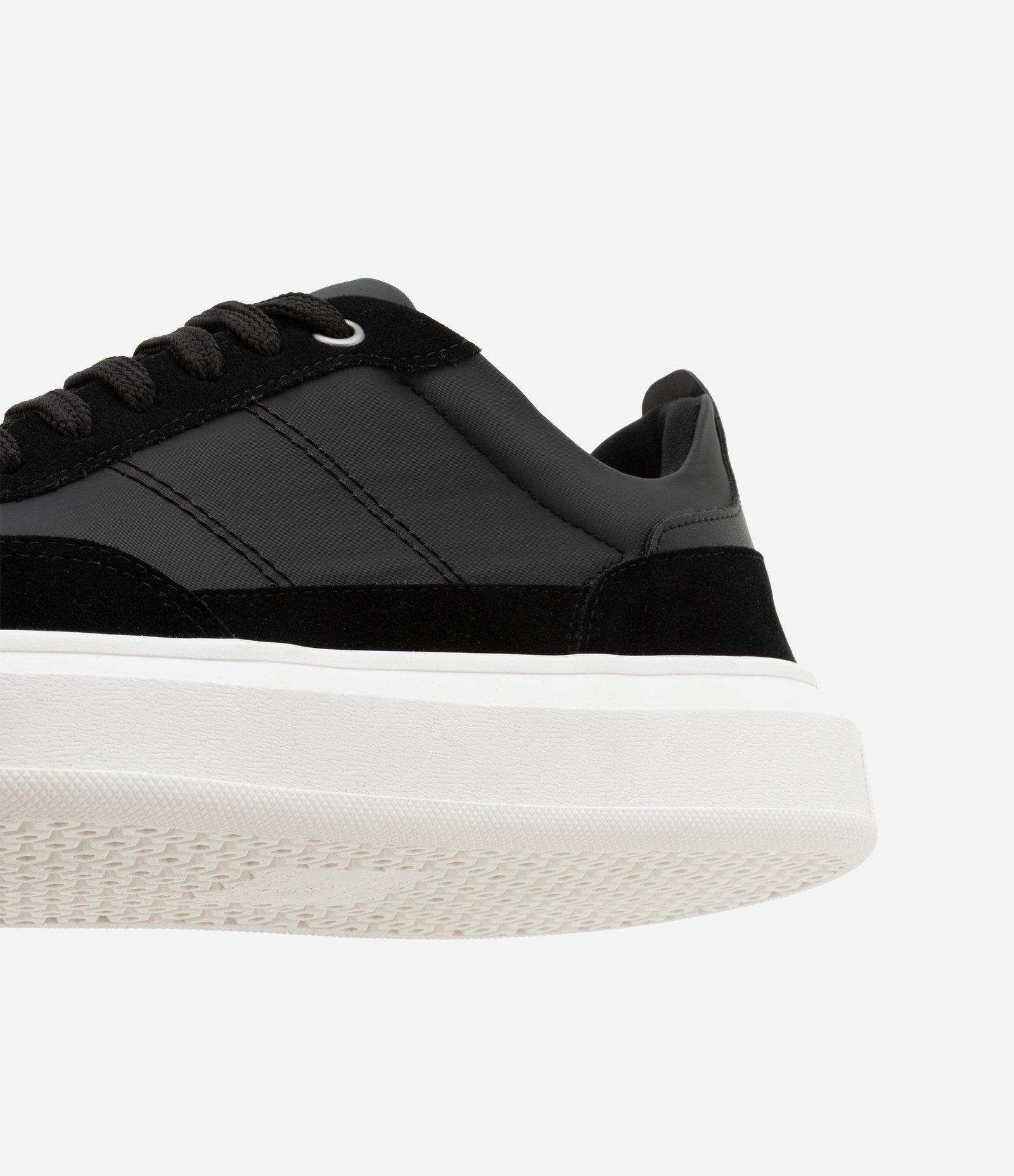 Tênis Casual em PU com Recortes e Solado Bold Preto 3