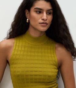Blusa em Tricô Texturizado com Gola Alta