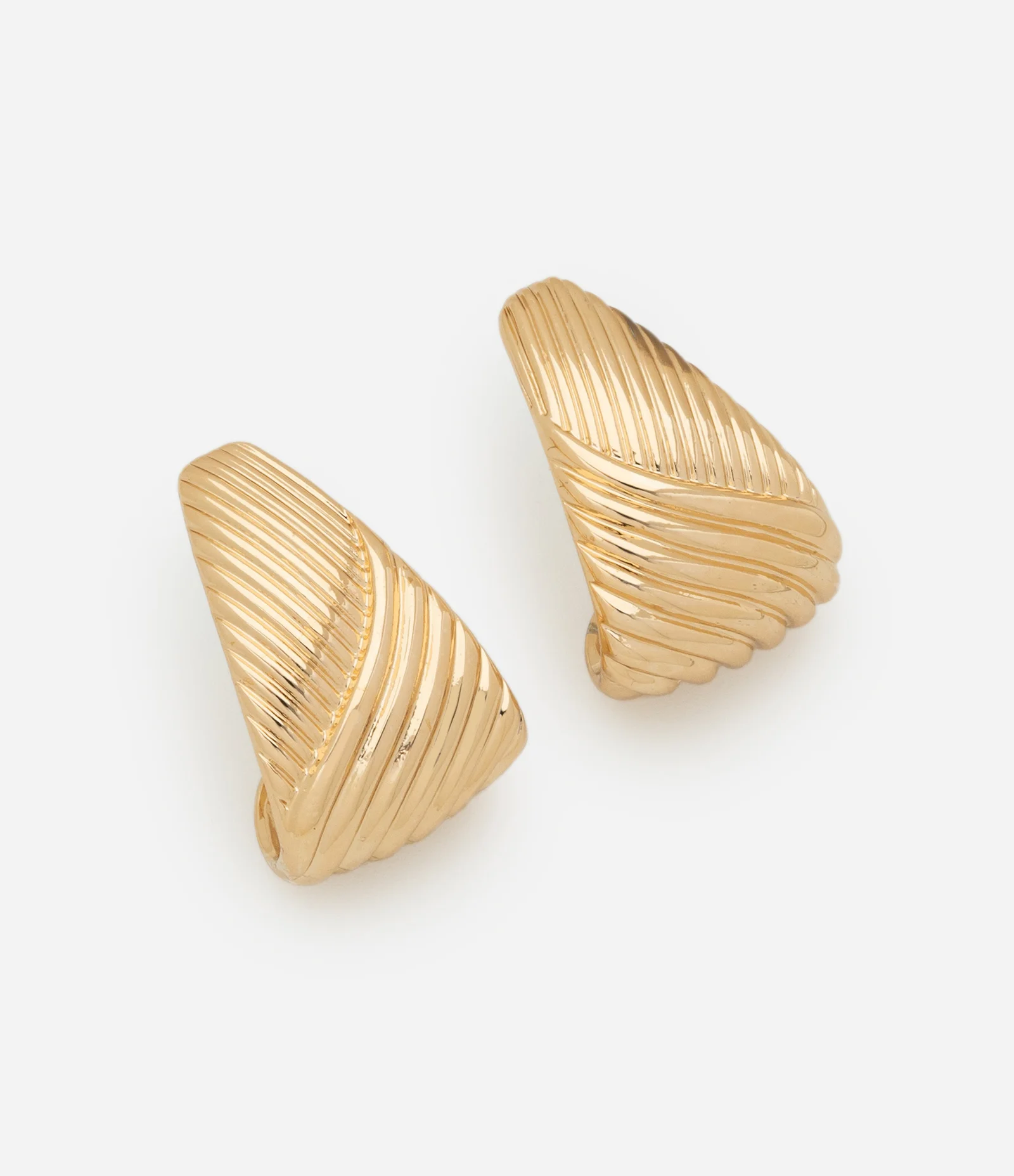 Brinco Botão de Forma Triangular com Textura em Linhas Dourado 1