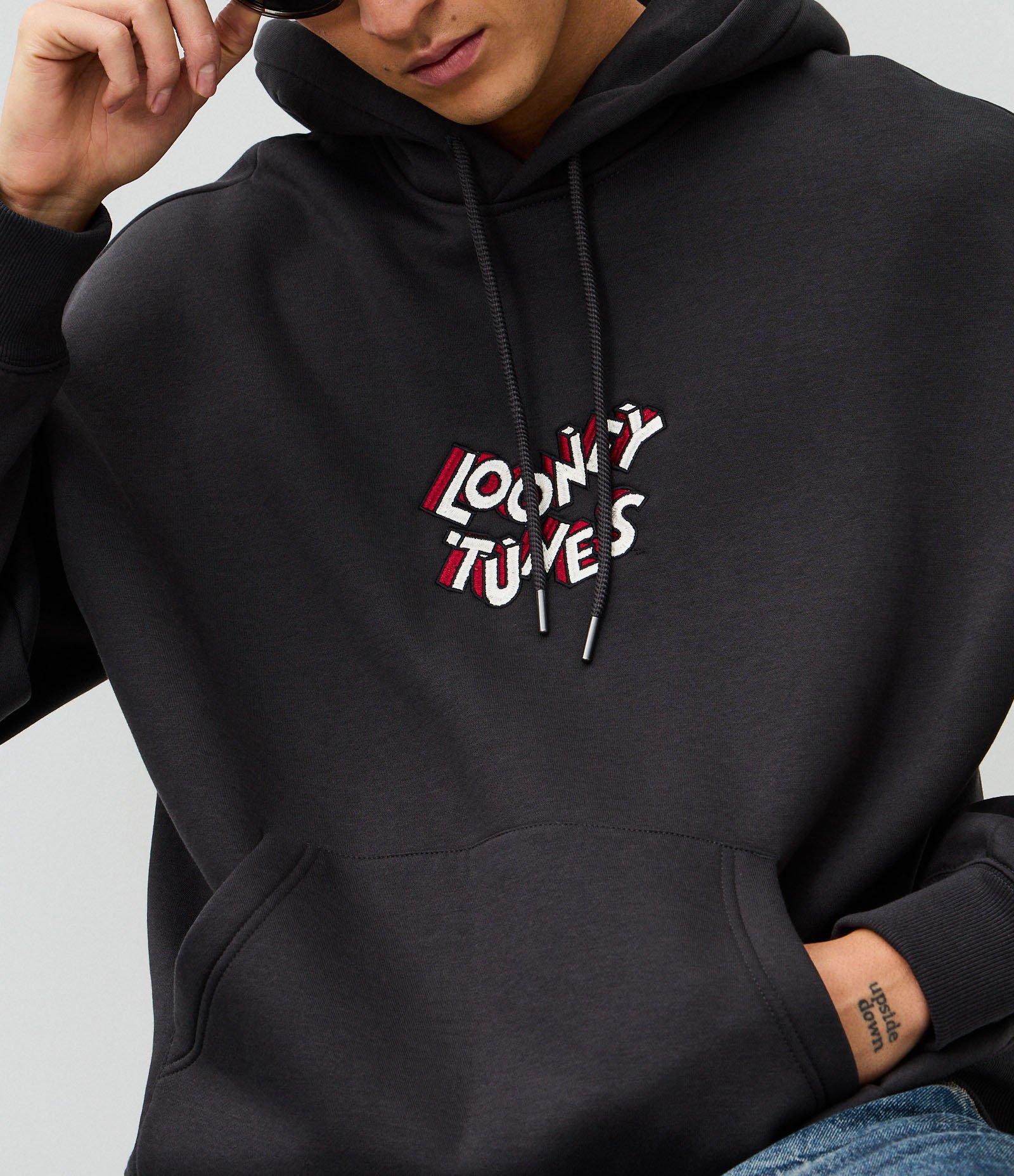 Blusão Masculino Moletom Looney Tunes Pernalonga com Capuz Cinza 3