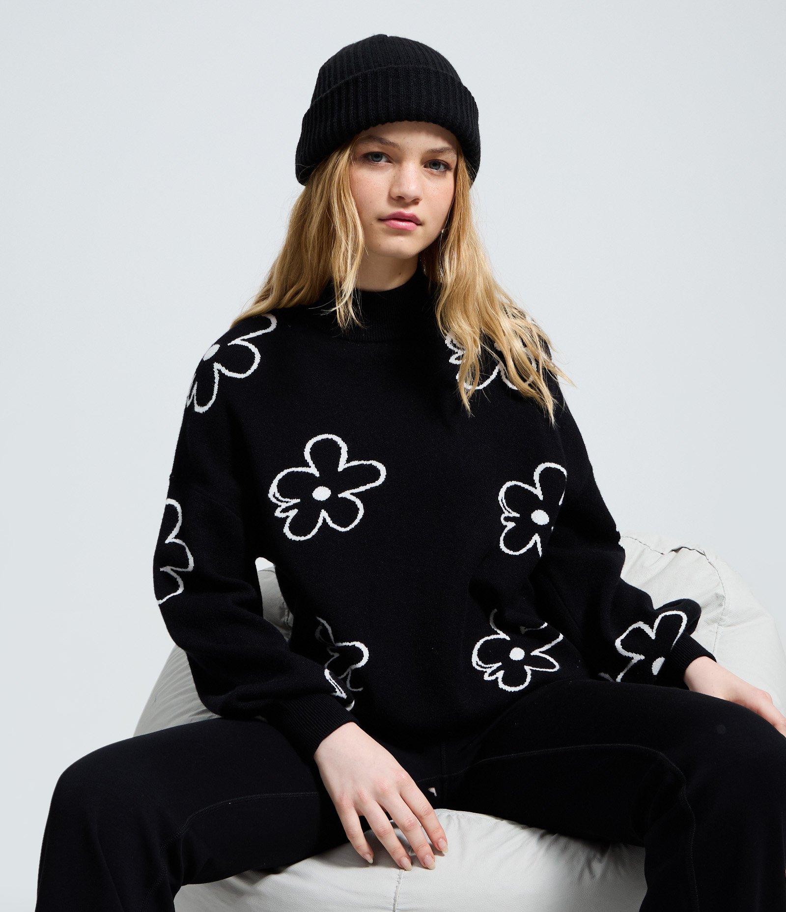 Blusa Manga Longa com Estampa Floral de Margaridas Preto 1