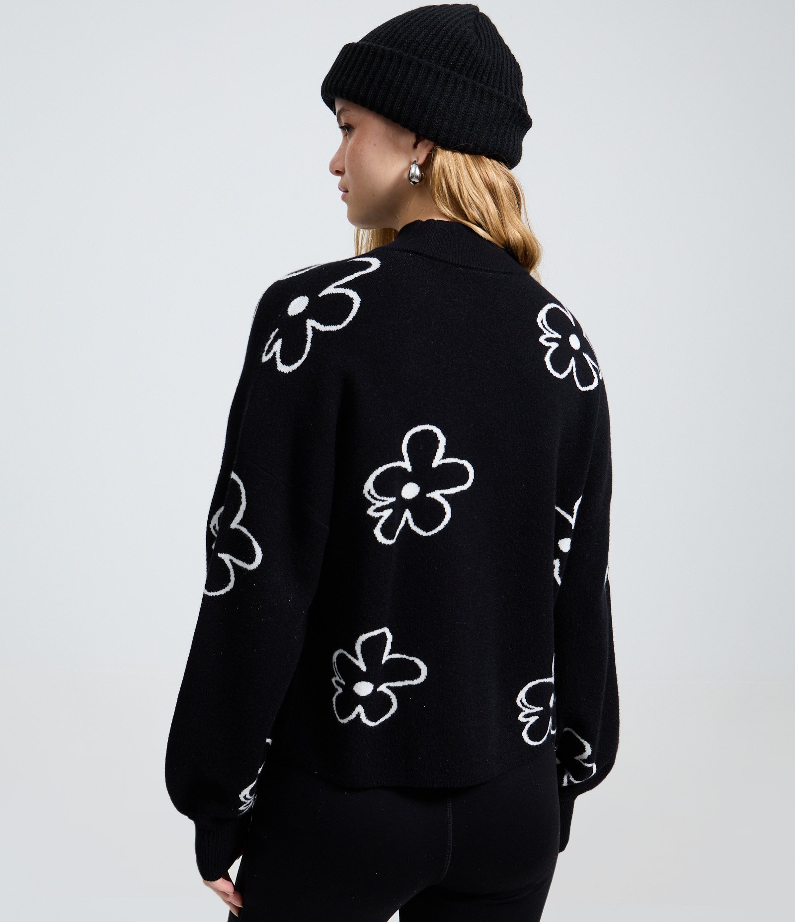 Blusa Manga Longa com Estampa Floral de Margaridas Preto 4