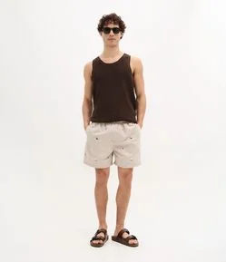 Bermuda em Microfibra com Estampa Bordada de Barquinhos