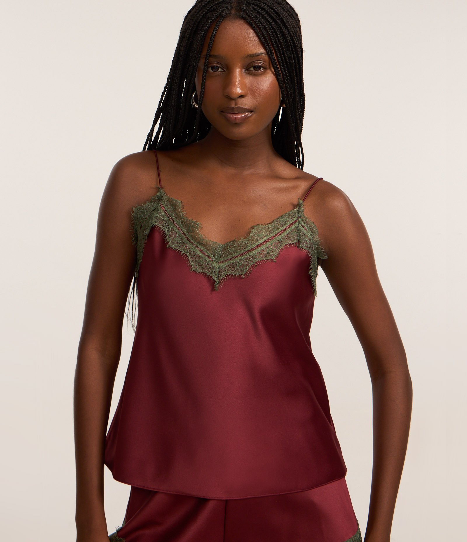 Blusa em Cetim com Alça Fina e Renda Contrastante no Decote Vermelho 1