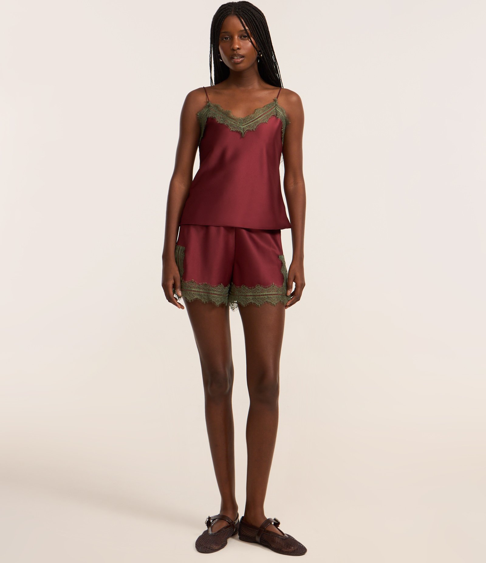 Blusa em Cetim com Alça Fina e Renda Contrastante no Decote Vermelho 2