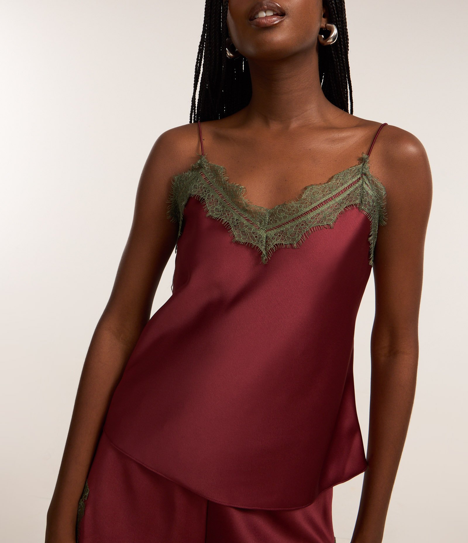 Blusa em Cetim com Alça Fina e Renda Contrastante no Decote Vermelho 3