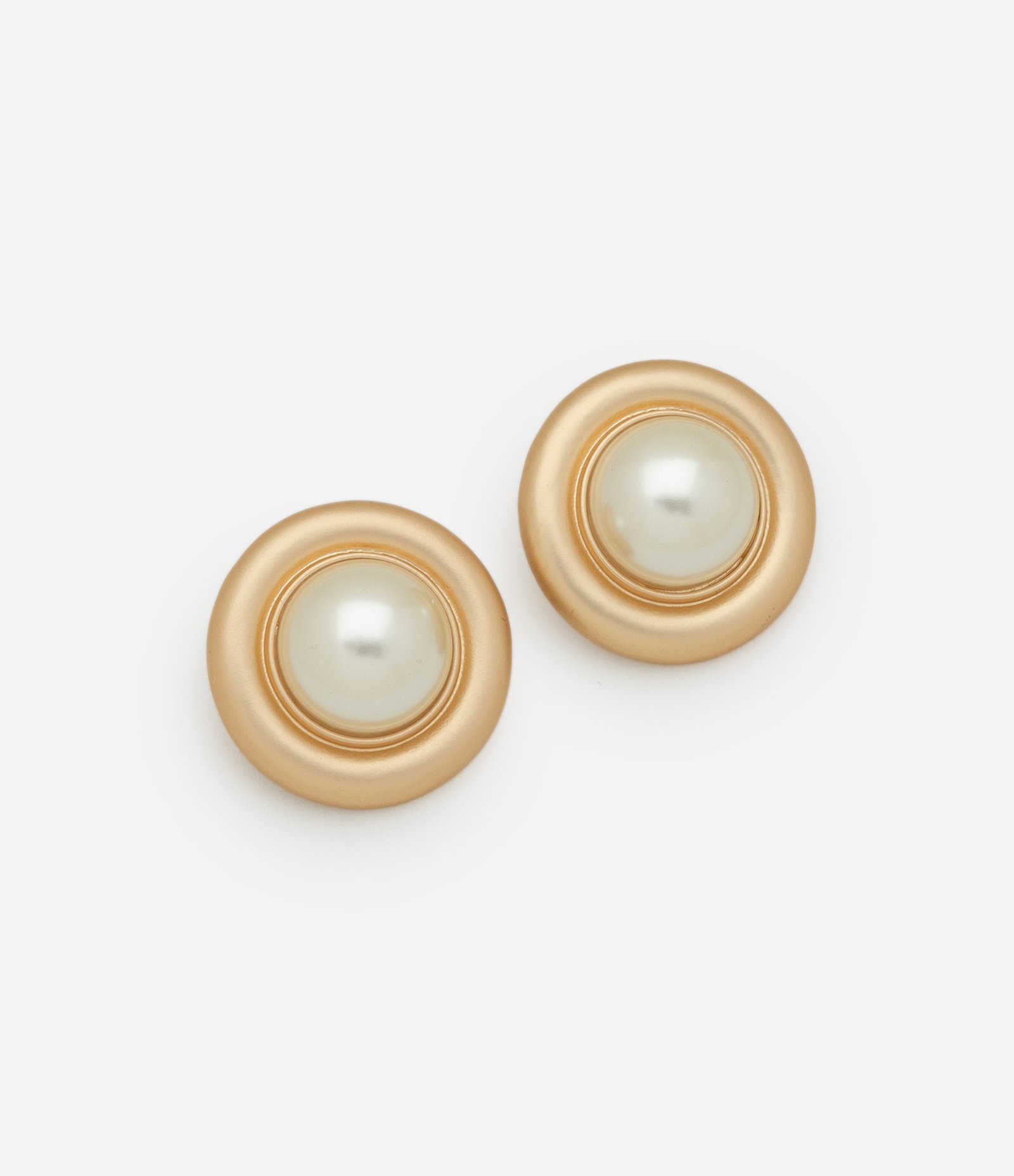 Brinco Botão Formato Redondo com Pérola Central Dourado 1