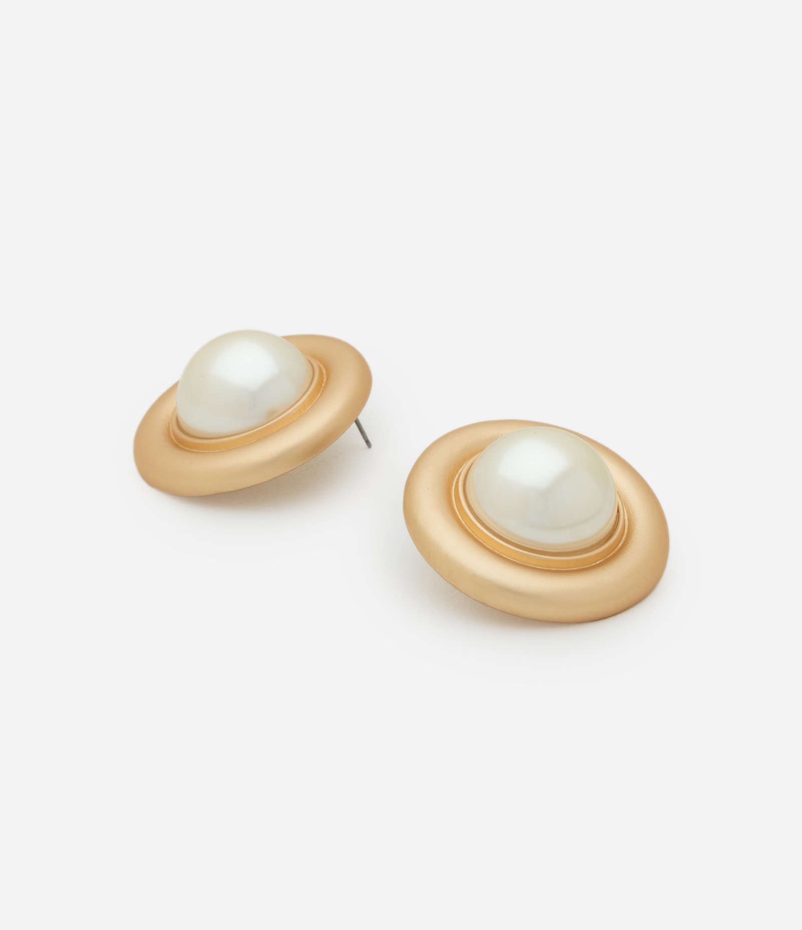 Brinco Botão Formato Redondo com Pérola Central Dourado 2