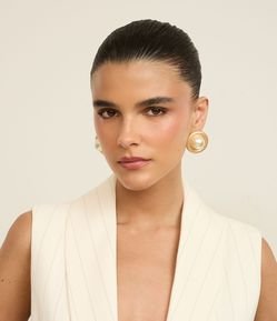 Brinco Botão Formato Redondo com Pérola Central