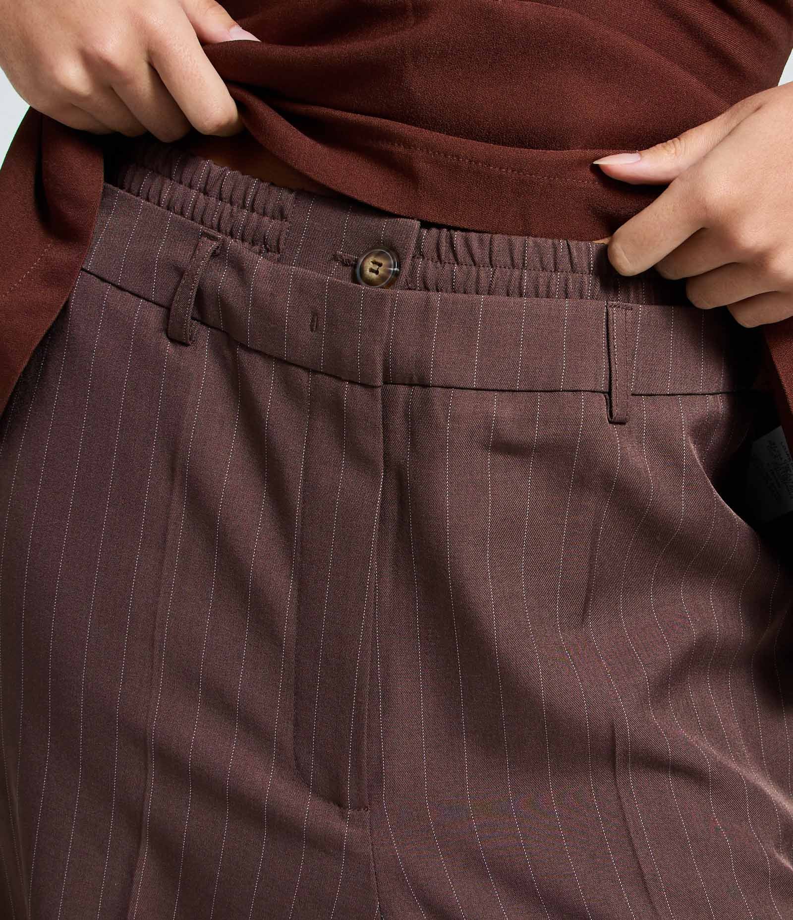 Calça em Alfaiataria com Listra Risca de Giz com Pipping Marrom 4