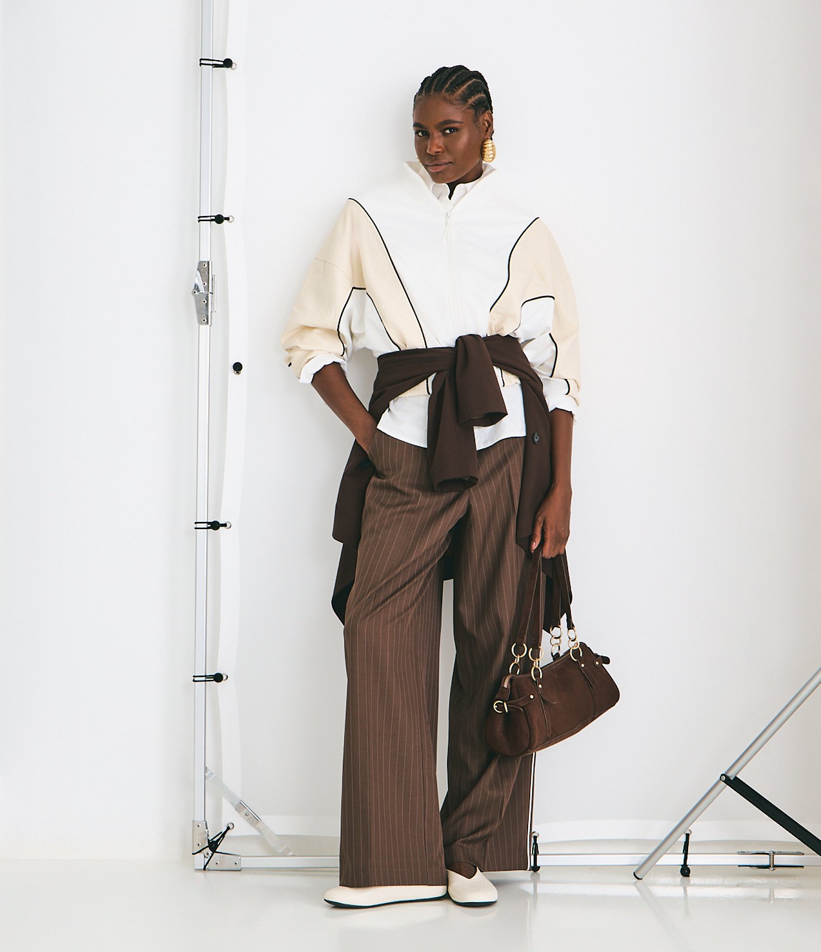 Calça em Alfaiataria com Listra Risca de Giz com Pipping Marrom 1