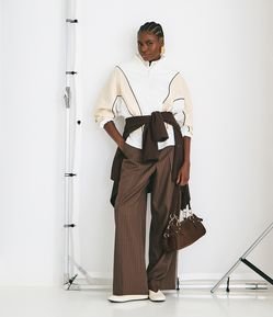 Calça em Alfaiataria com Listra Risca de Giz com Pipping