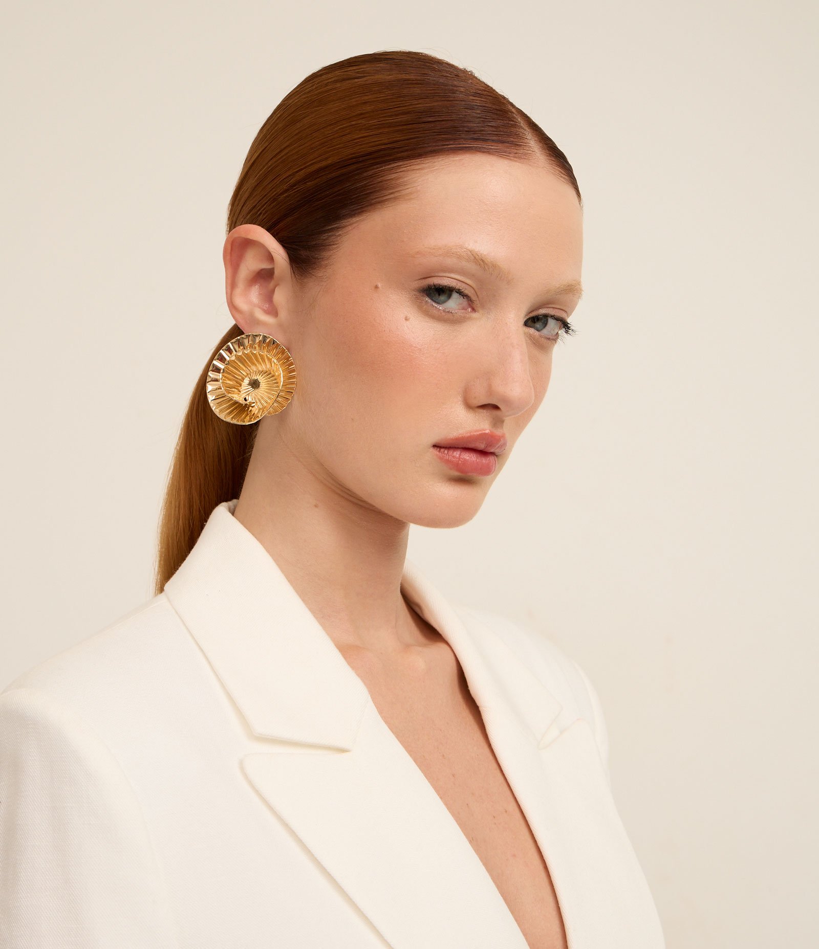 Brinco Botão em Metal Plissado Escultural Dourado 4