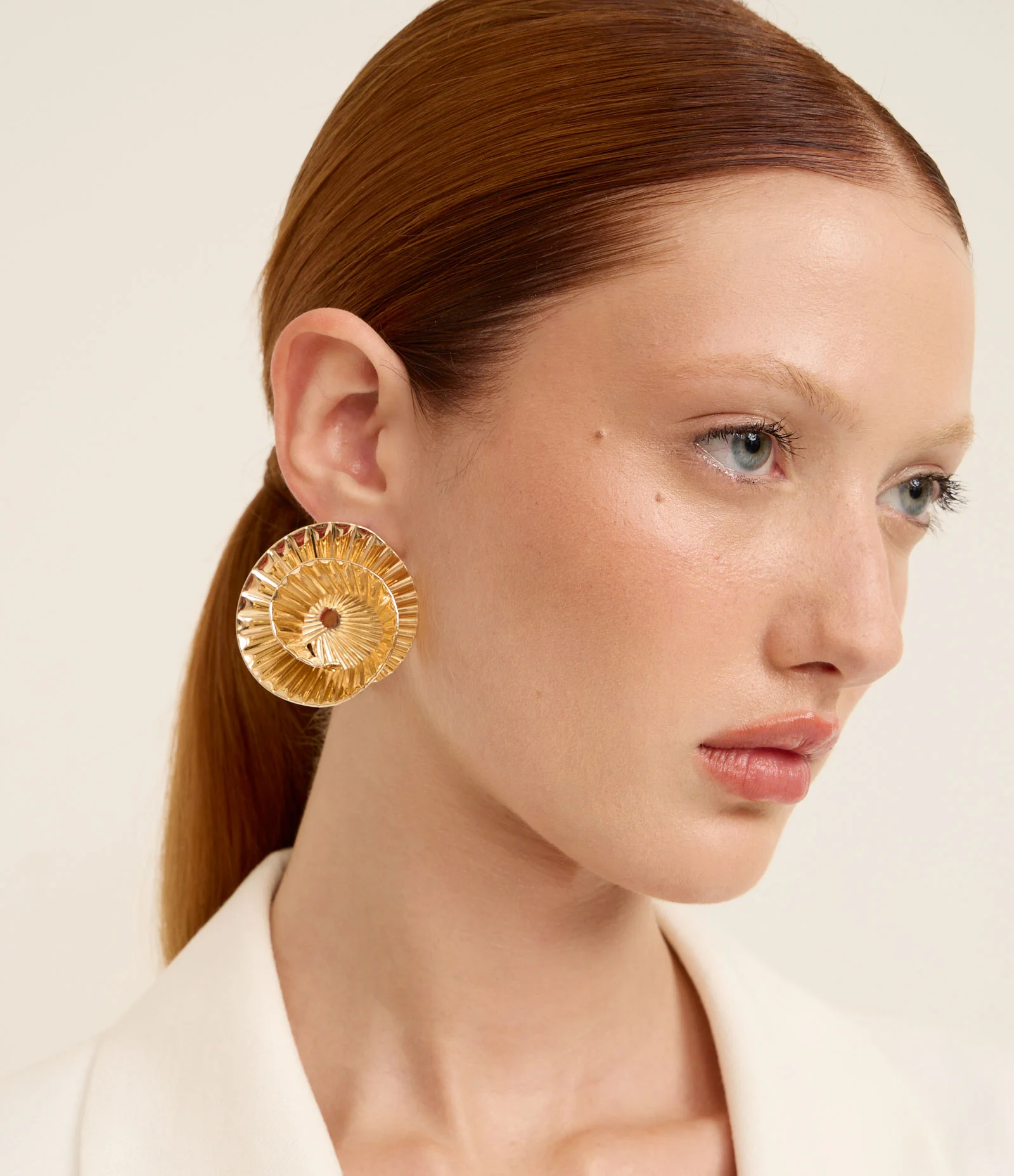 Brinco Botão em Metal Plissado Escultural Dourado 1