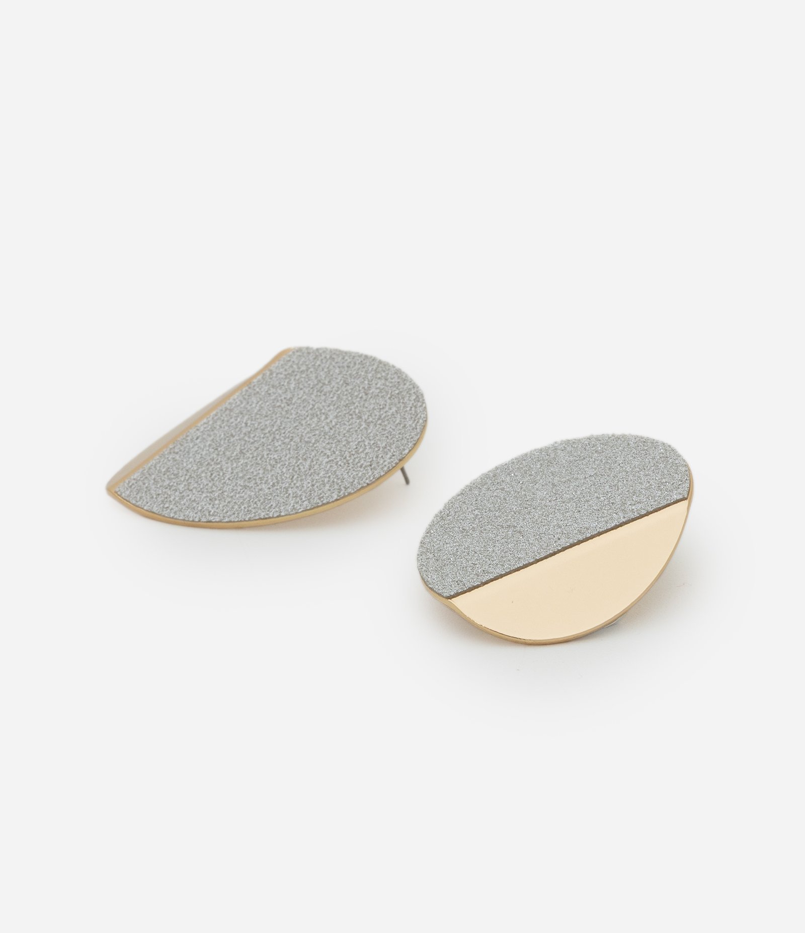 Brinco Botão com Aplicação de Brilhos Dourado 2