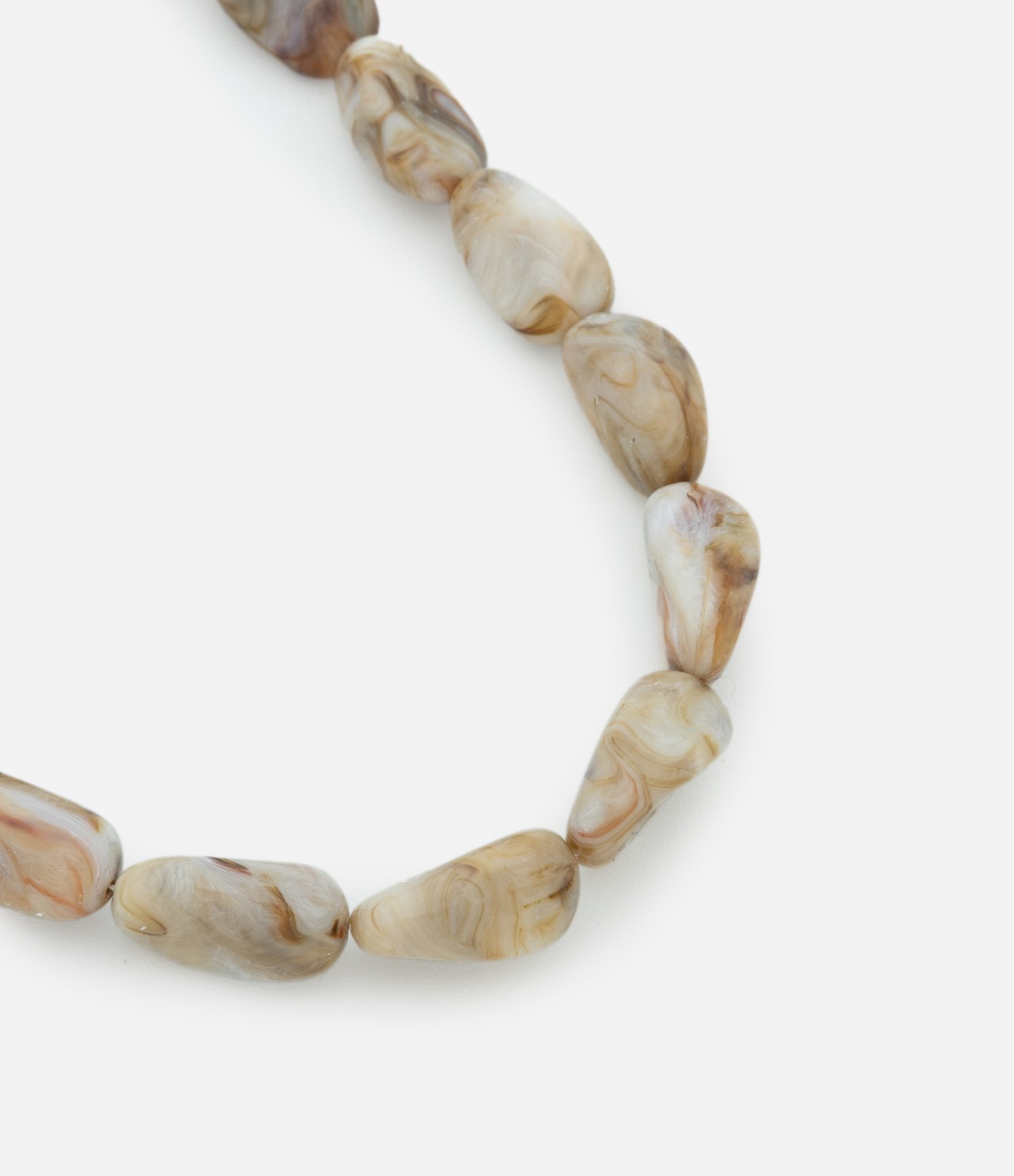 Colar Curto em Metal com Pedras Mescladas em Resina Dourado 1