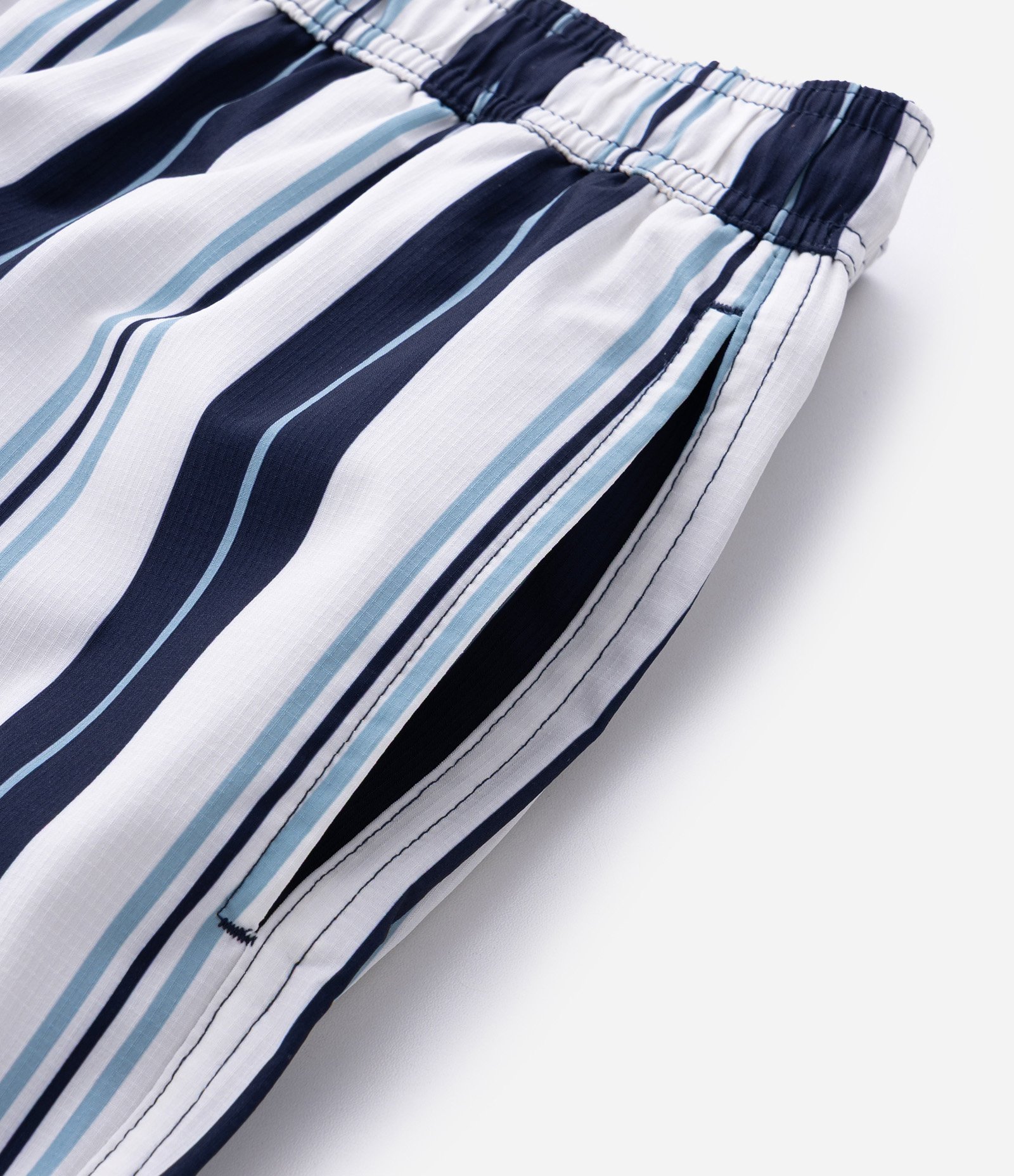 Bermuda em Microfibra Leve com Listras Branco/Azul 8