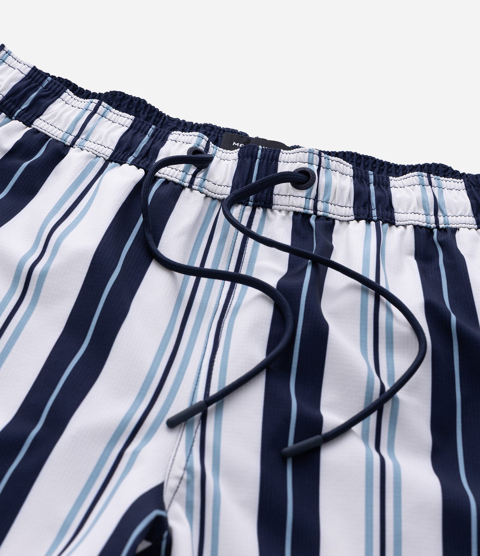 Bermuda em Microfibra Leve com Listras Branco/Azul 9