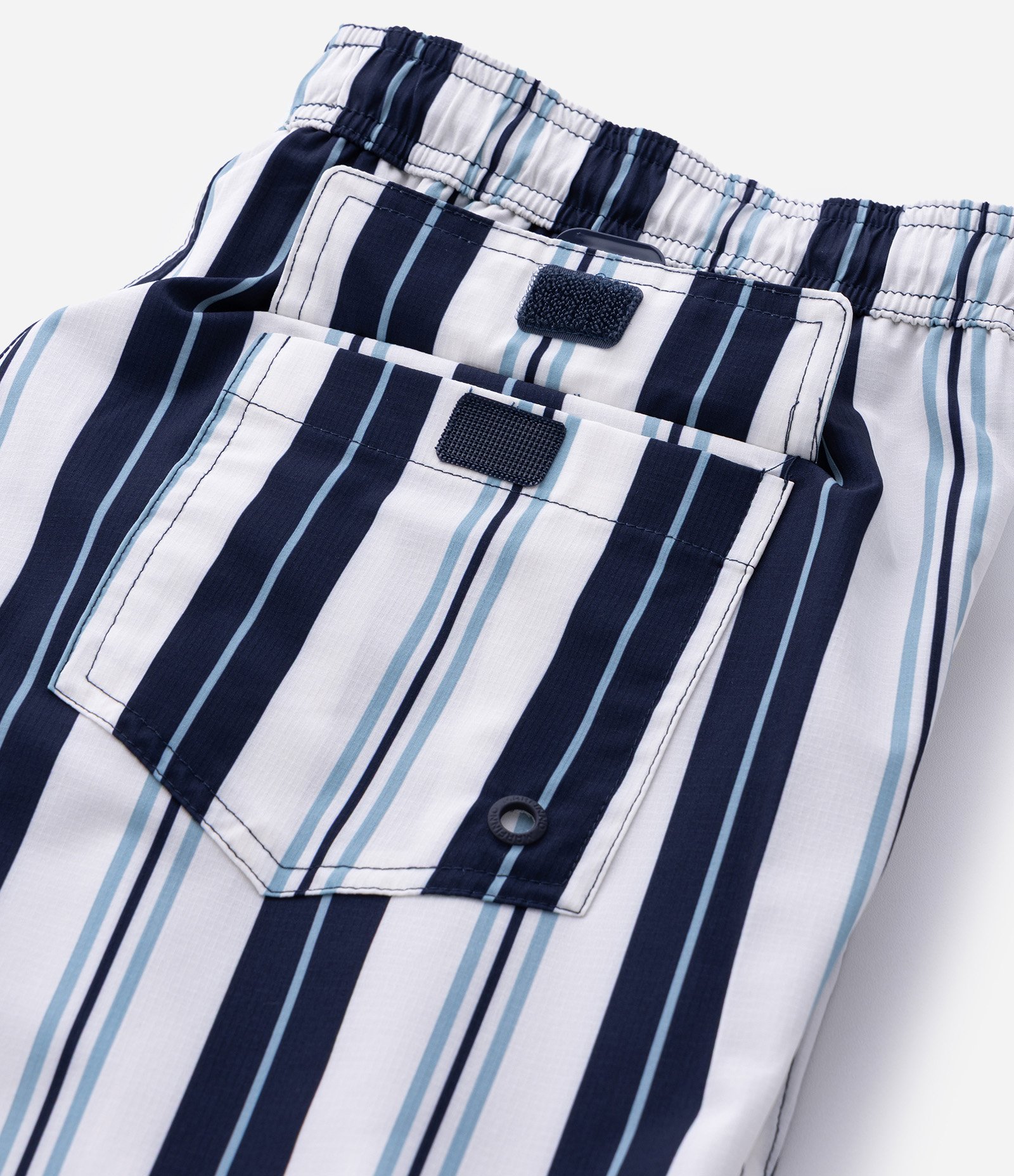 Bermuda em Microfibra Leve com Listras Branco/Azul 10