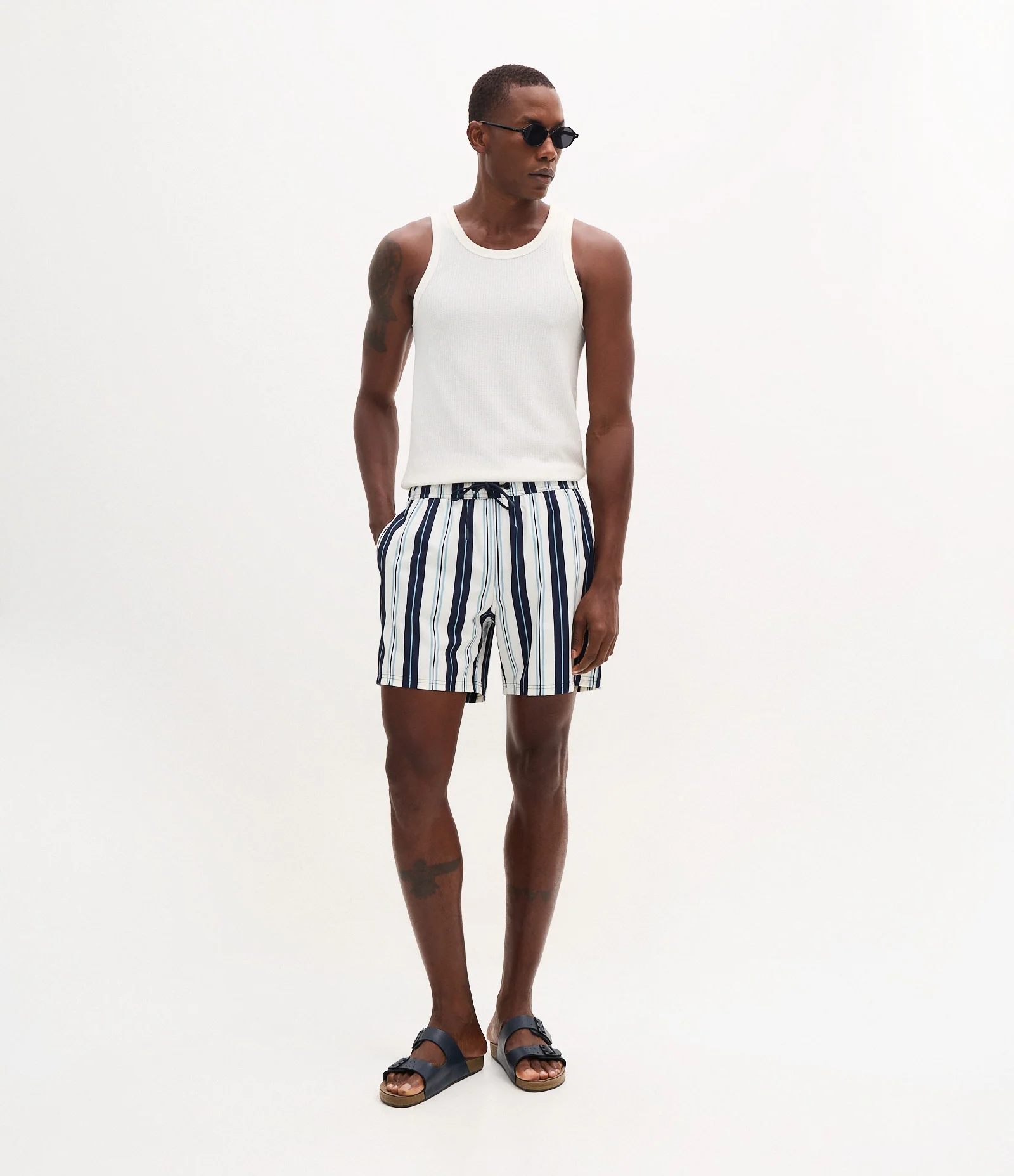 Bermuda em Microfibra Leve com Listras Branco/Azul 1