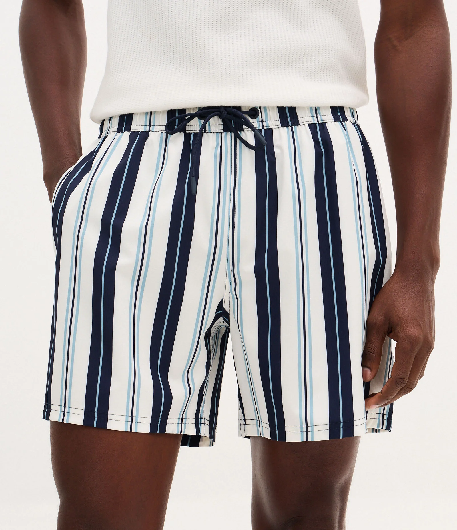 Bermuda em Microfibra Leve com Listras Branco/Azul 2