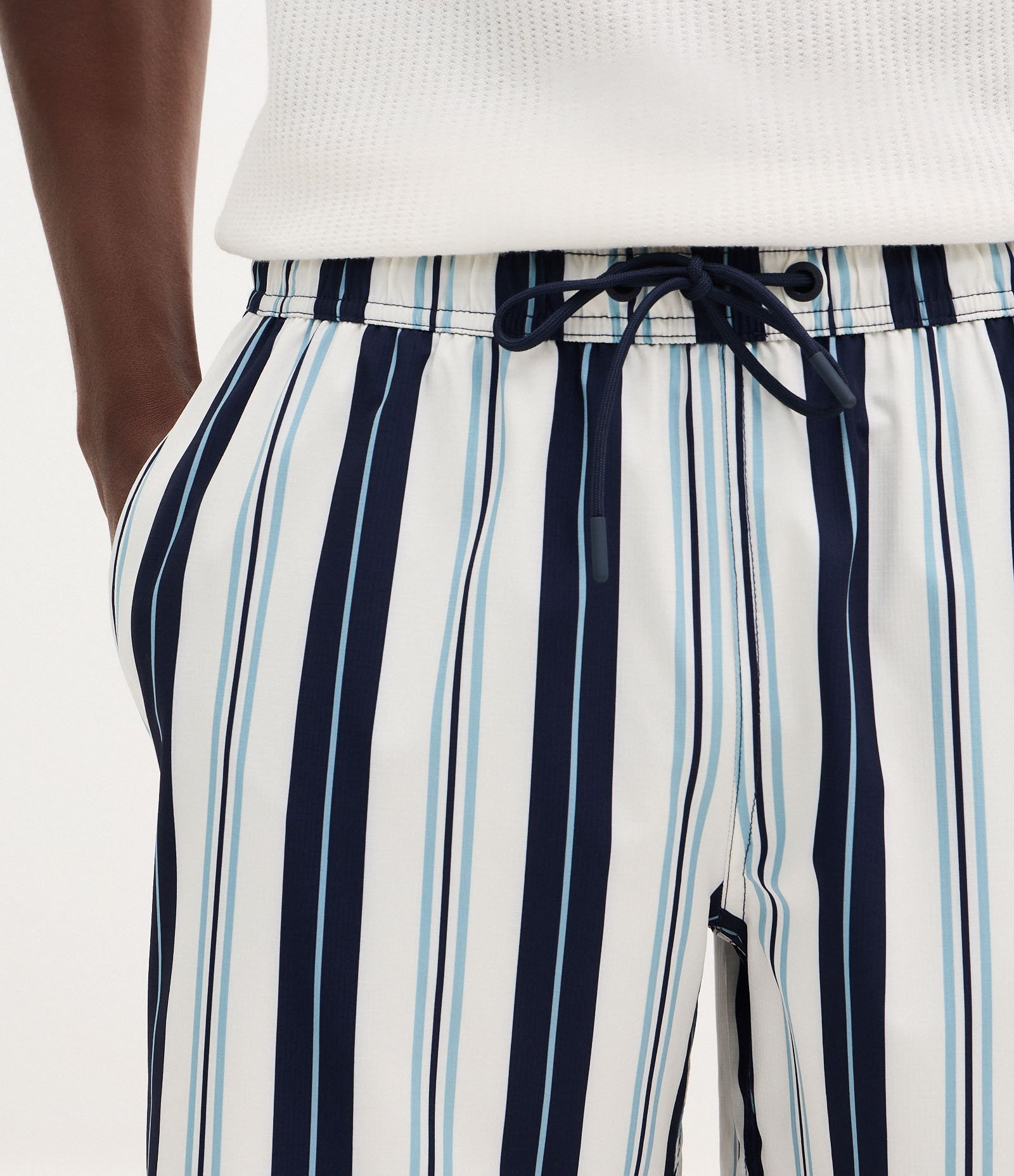 Bermuda em Microfibra Leve com Listras Branco/Azul 3