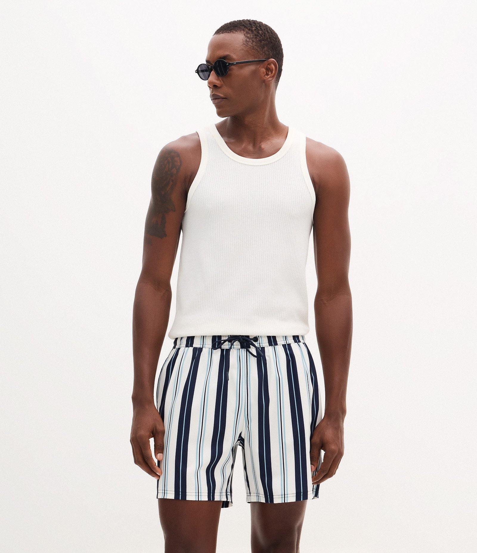 Bermuda em Microfibra Leve com Listras Branco/Azul 4