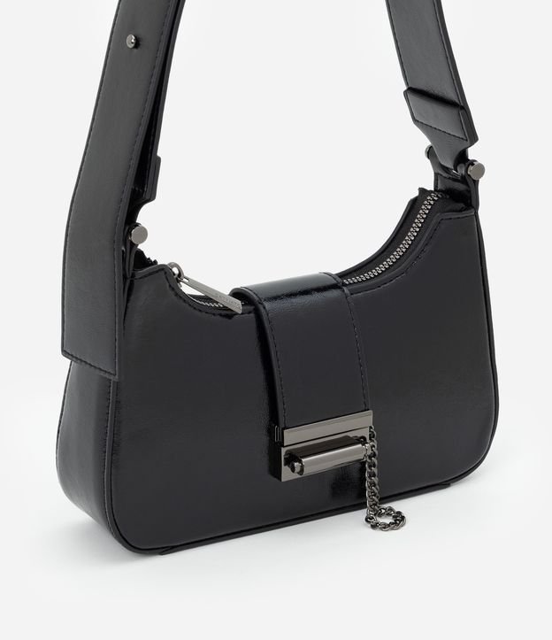 Bolsa Baguete Pequena em PU e Detalhes em Metal