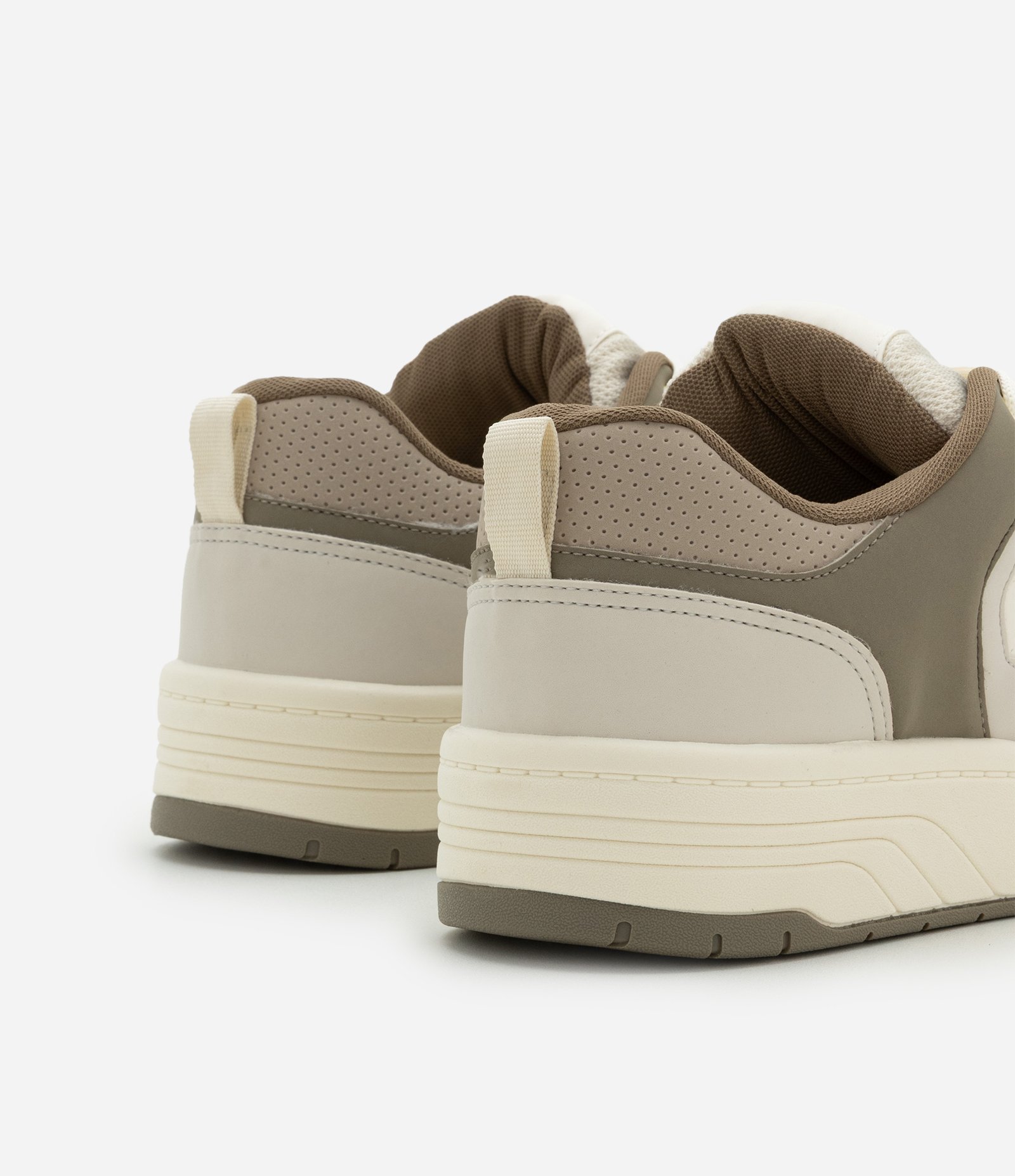 Tênis Street Cano Baixo com Recortes Contrastantes Verde 3