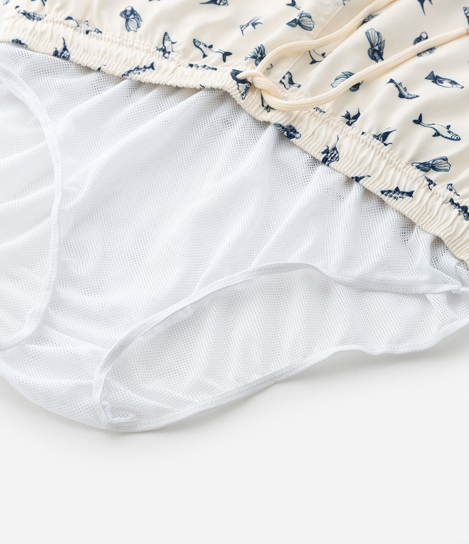 Bermuda de Praia em Microfibra com Estampa de Peixes Bege 5