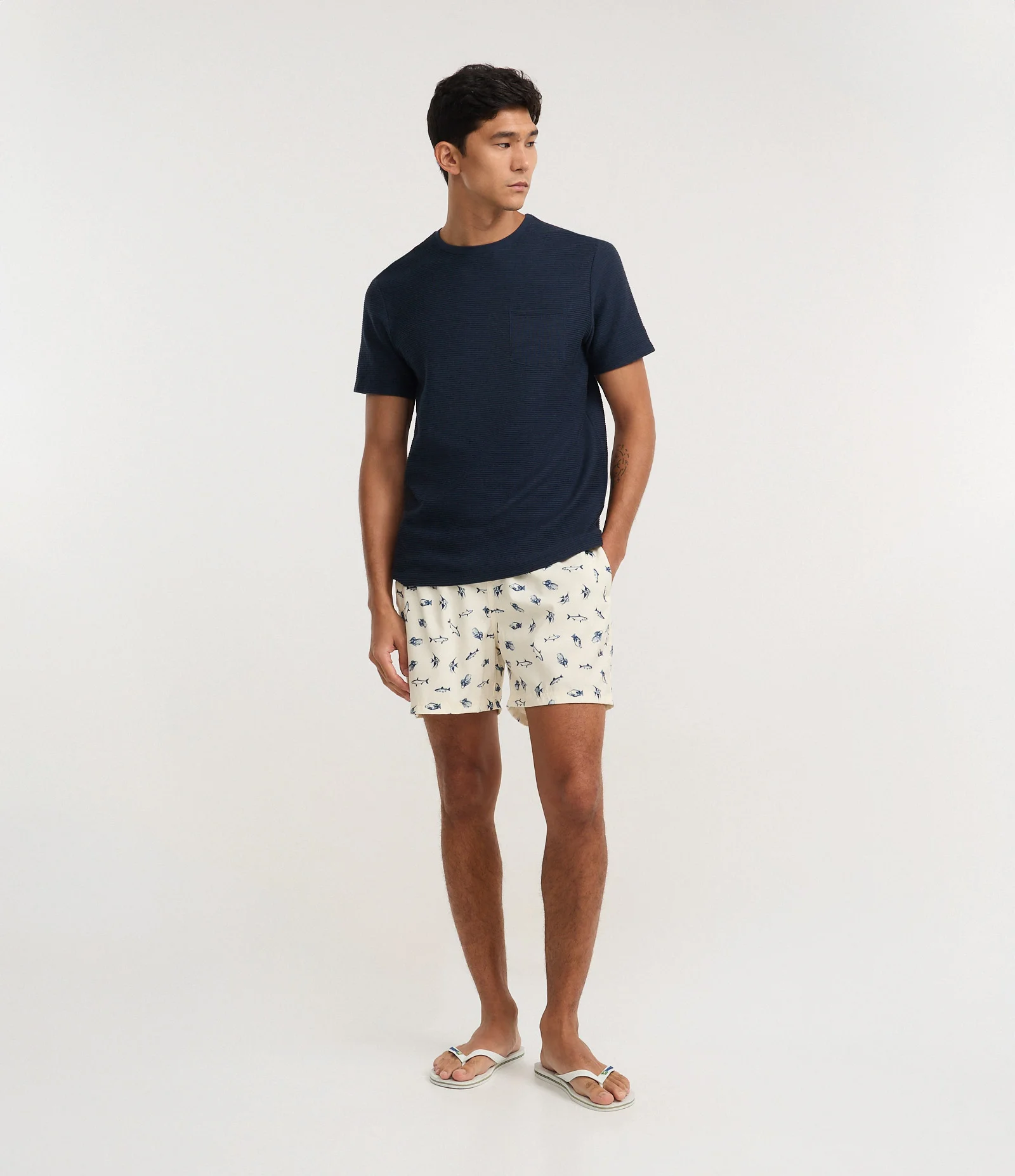 Bermuda de Praia em Microfibra com Estampa de Peixes Bege 1