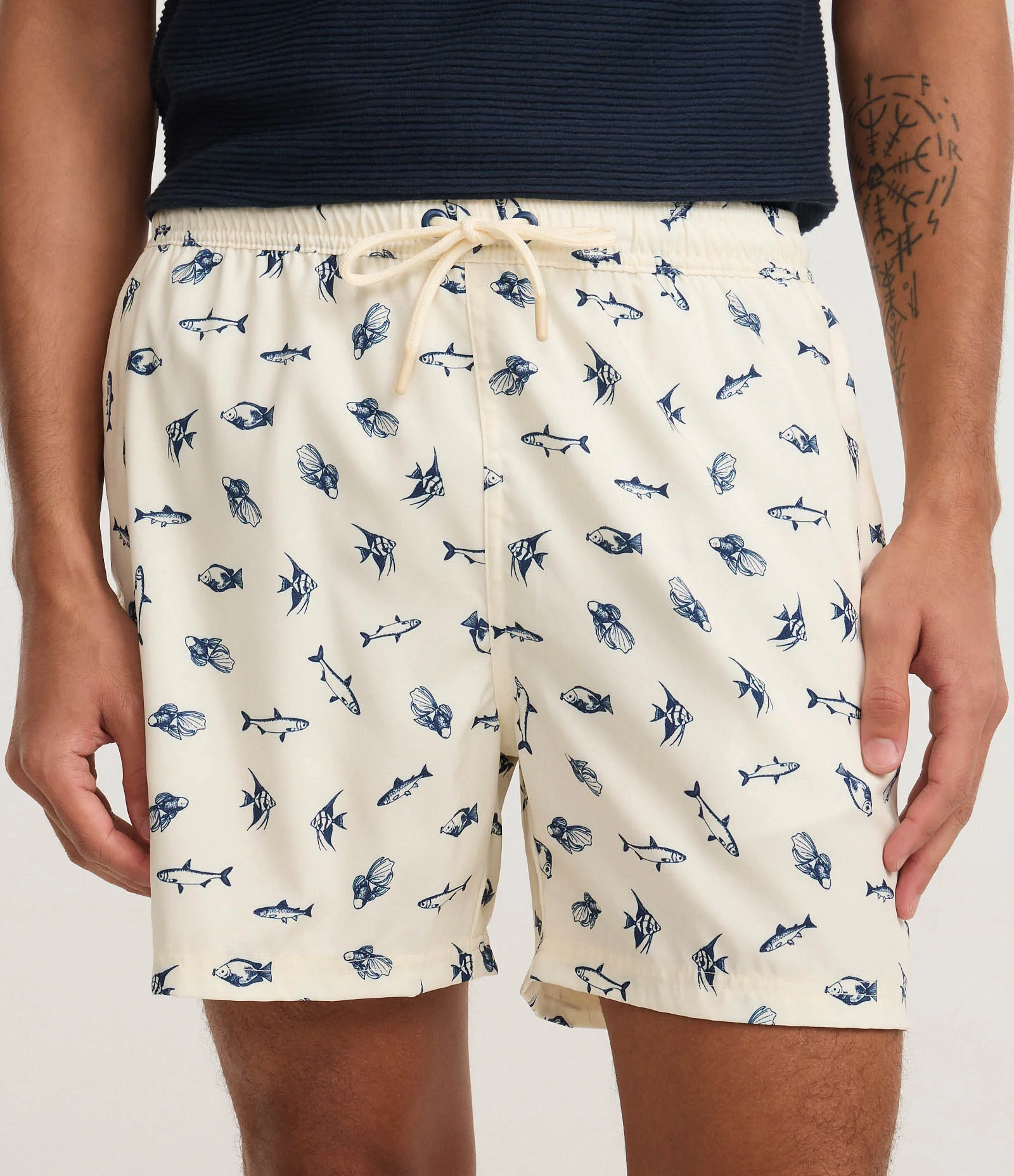 Bermuda de Praia em Microfibra com Estampa de Peixes Bege 2