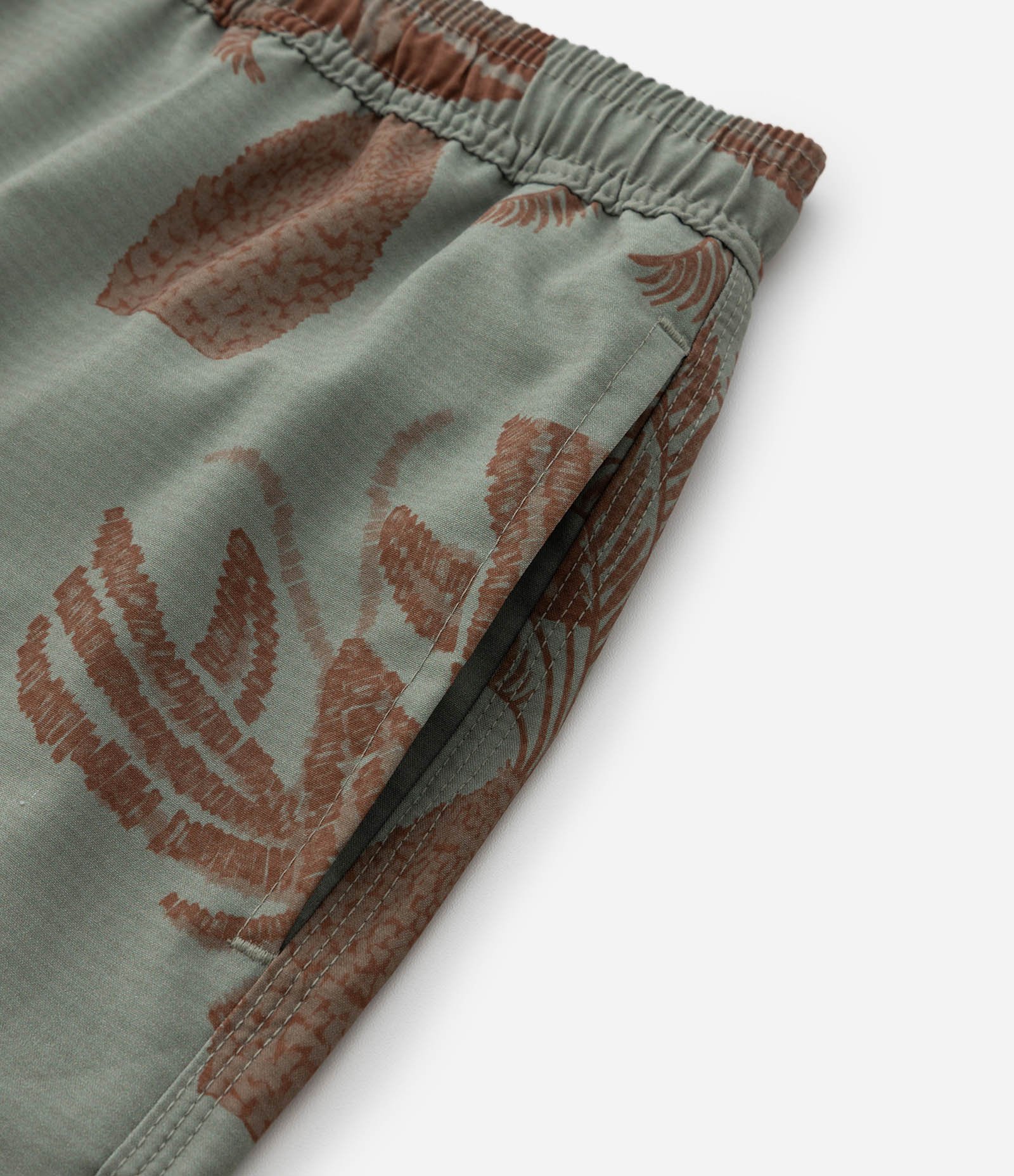 Bermuda de Praia em Microfibra com Estampa de Coqueiros e Lagosta Verde 6