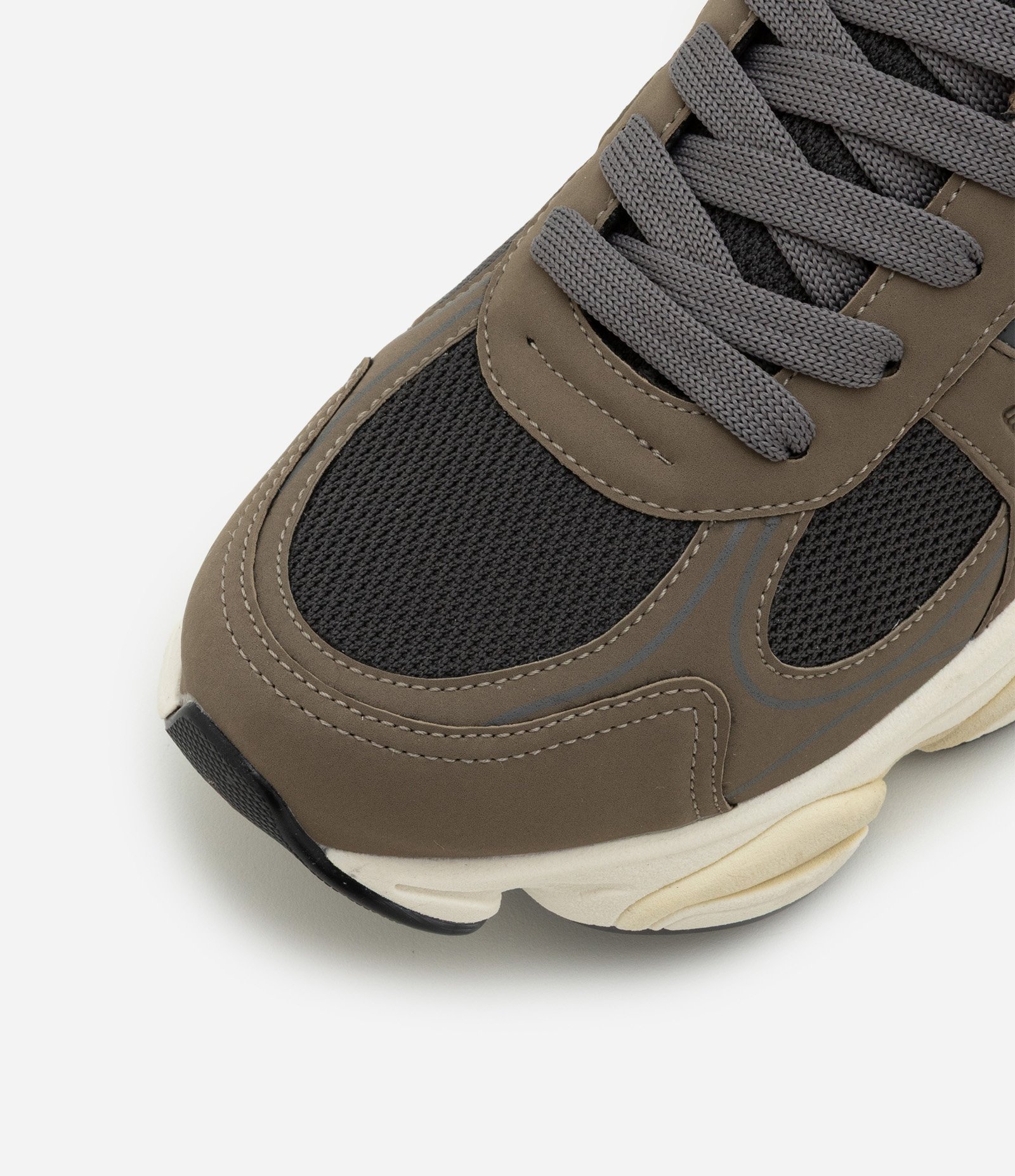 Tênis Dad Sneaker em PU com Recortes e Solado Alto Cinza 4