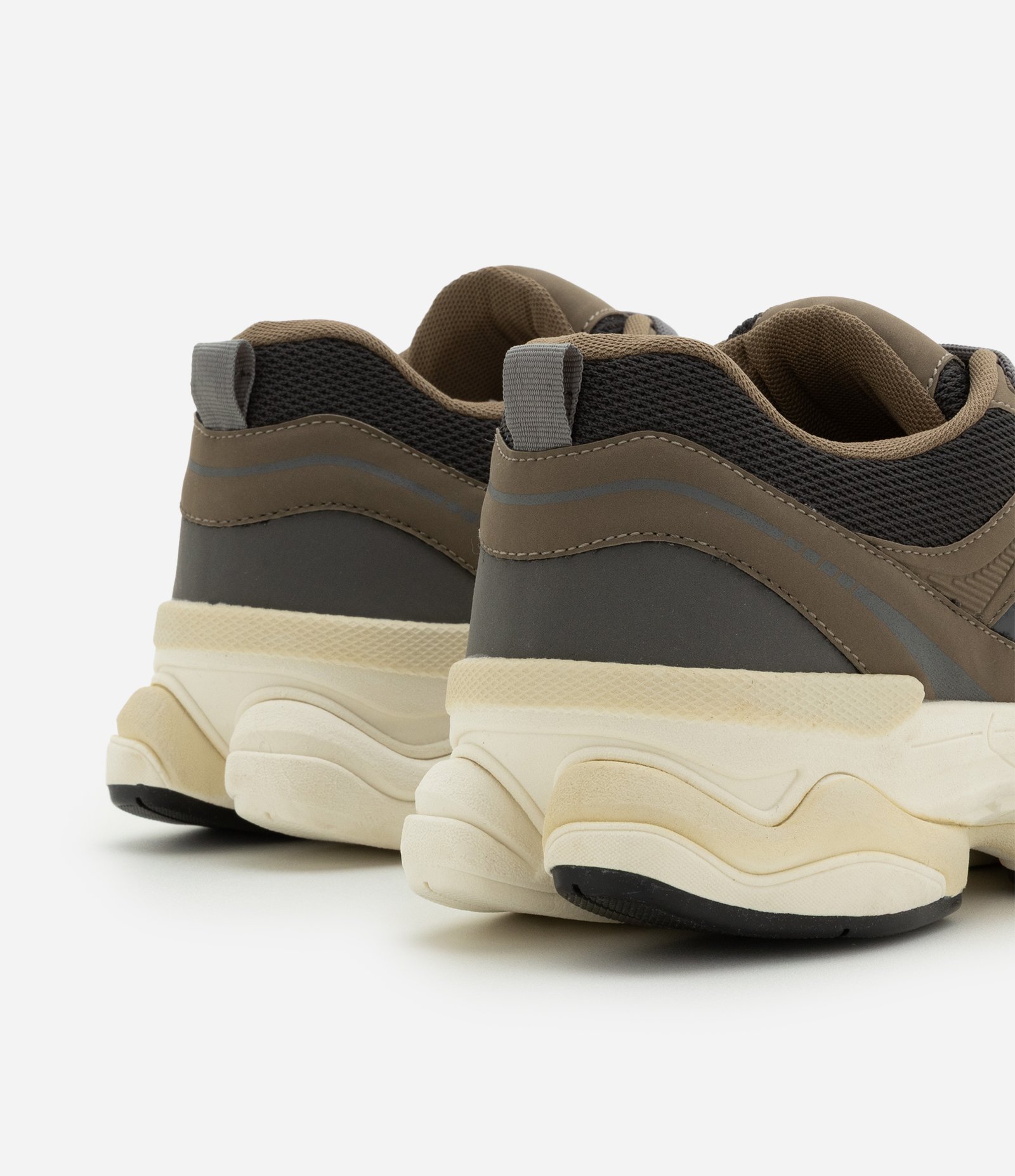 Tênis Dad Sneaker em PU com Recortes e Solado Alto Cinza 5