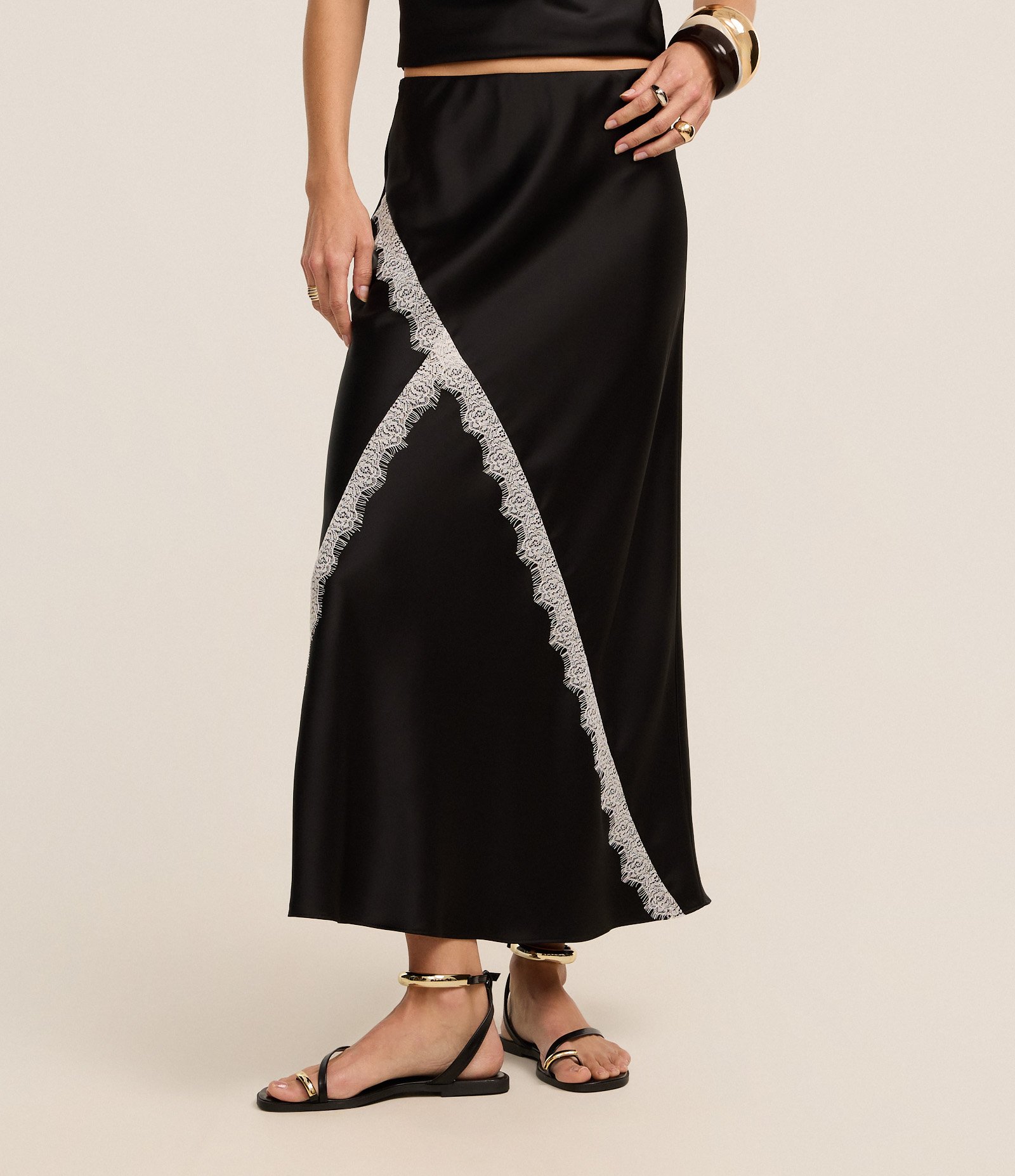 Saia Long Midi em Cetim com Detalhes em Renda Preto 2